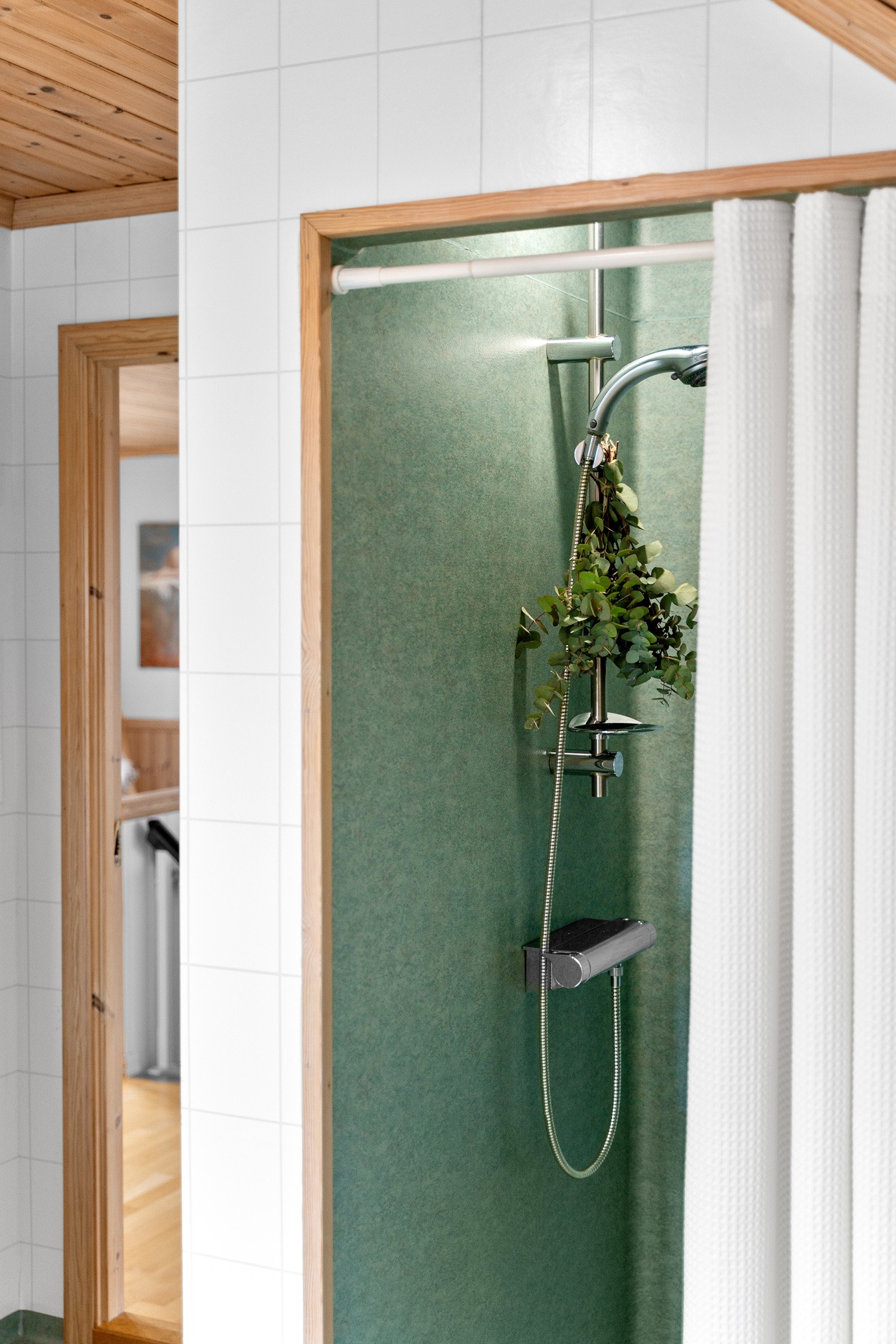 Stor dusjnisje på badet i 2. etasje. Galleribilde