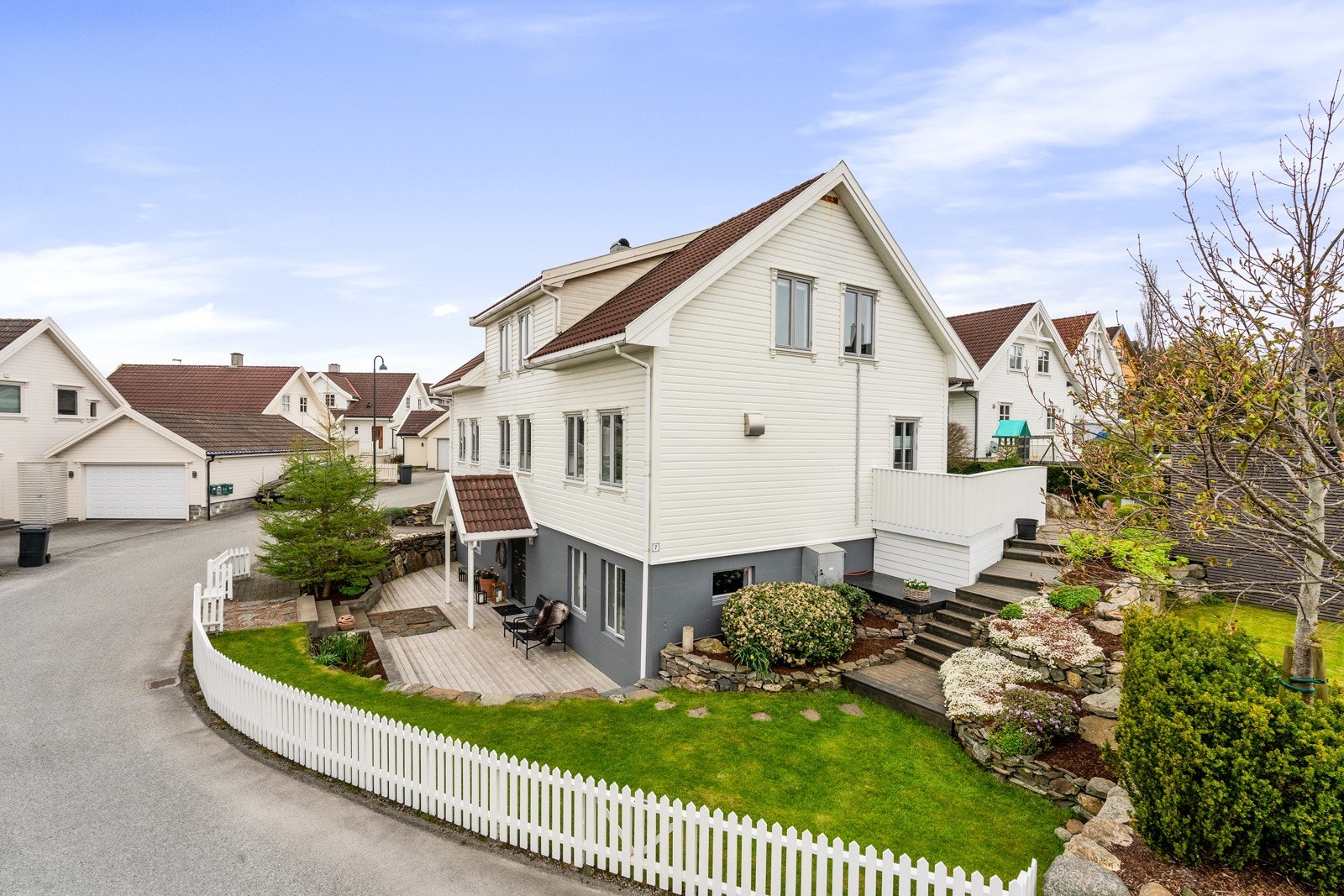 Her bor du med nærhet til sjø, båthavn og fiske, kombinert med en aktiv kystkultur - et idyllisk sted for natur- og sjøelskerne. Galleribilde