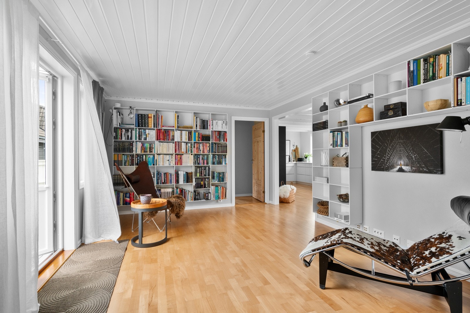 Store, gode og åpne allrom er kjennetegnet for denne flotte boligen. Det samme gjelder rikelig med vinduer og lysinnslipp. Galleribilde