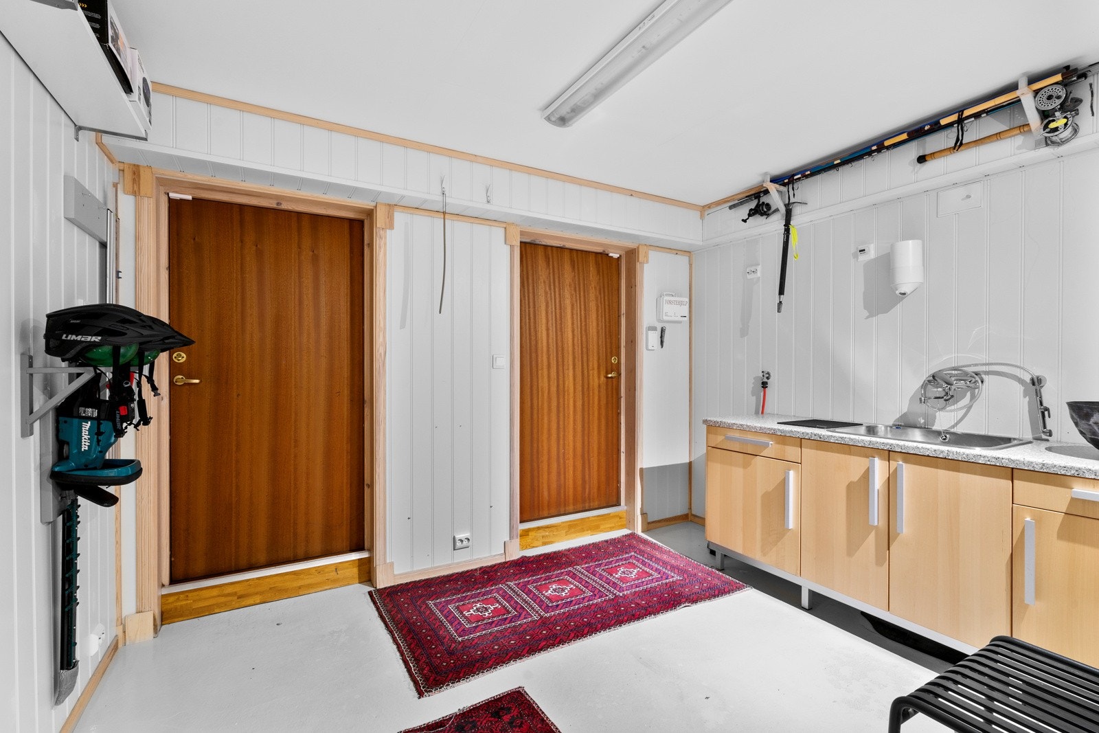 Praktisk bi-inngang med tilkomst fra garasjen. Opplegg for vaskemaskin. Galleribilde