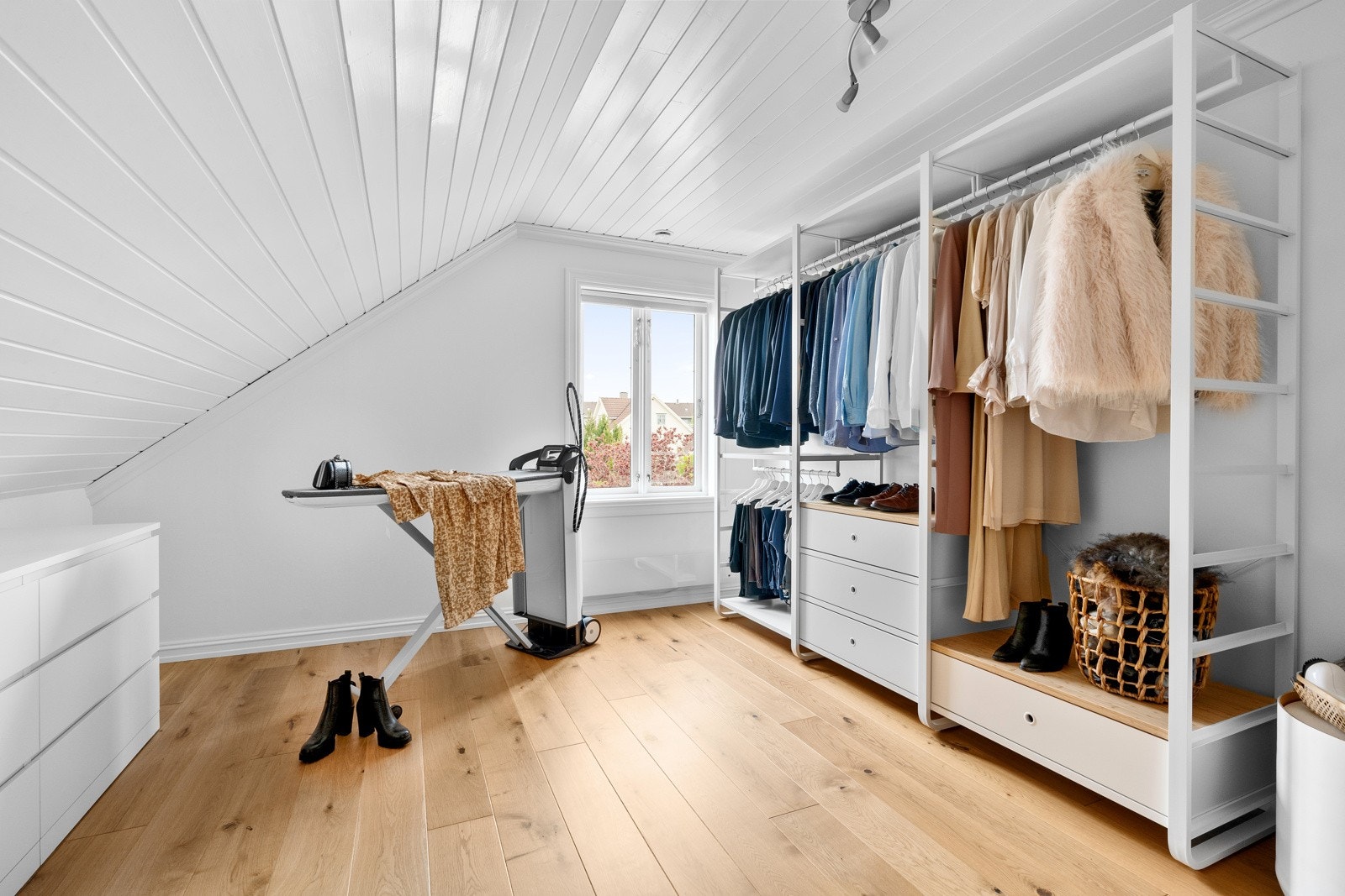 Soverom 3, benyttet som klesrom. Takluke til høyloft. Tørt, uinnredet loft med gode muligheter for lagring. Galleribilde