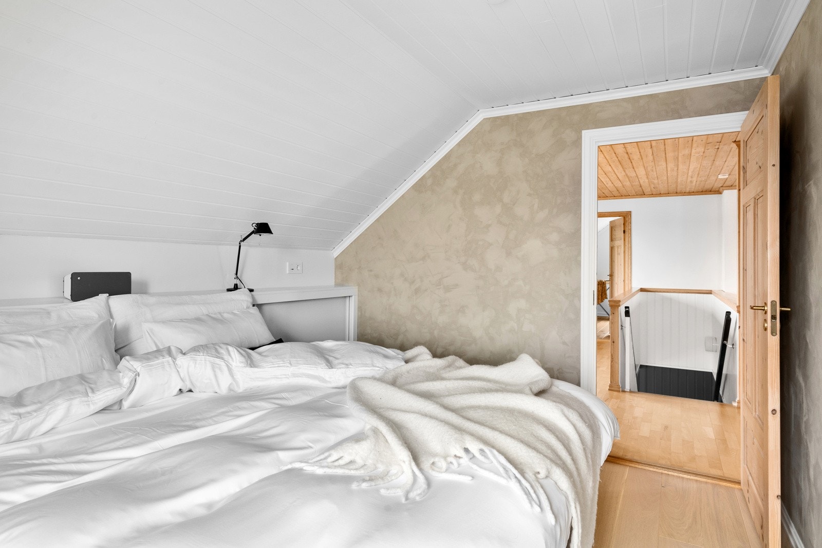 Hovedsoverommet har en nyere og lys enstavs parkett, kalkmalte vegger og hvitt tak. Galleribilde