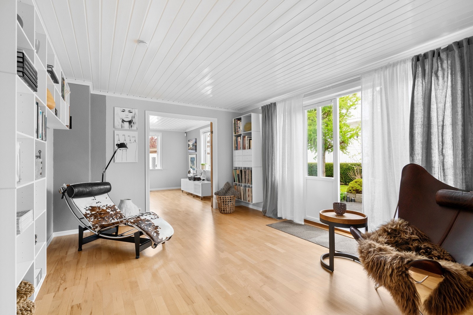 Videre tilkomst til solrikt og skjermet uteareal. Ta med deg morgenkaffen ut på terrassen og nyter lyden av fuglesang, kyr som rauter og sauebjeller. Galleribilde