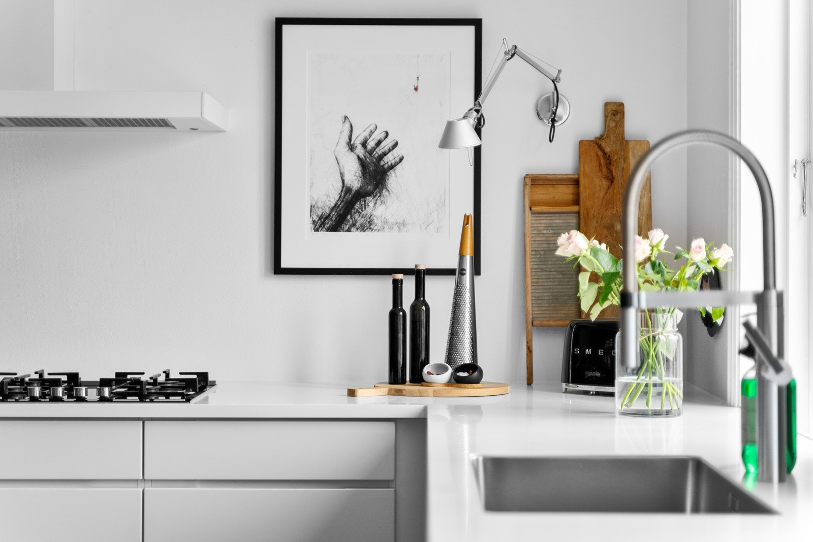 Vi kan presentere en særdeles velholdt og romslig enebolig i familievennlig boligområde med en stor, solrik tomt og etterspurt beliggenhet. Galleribilde