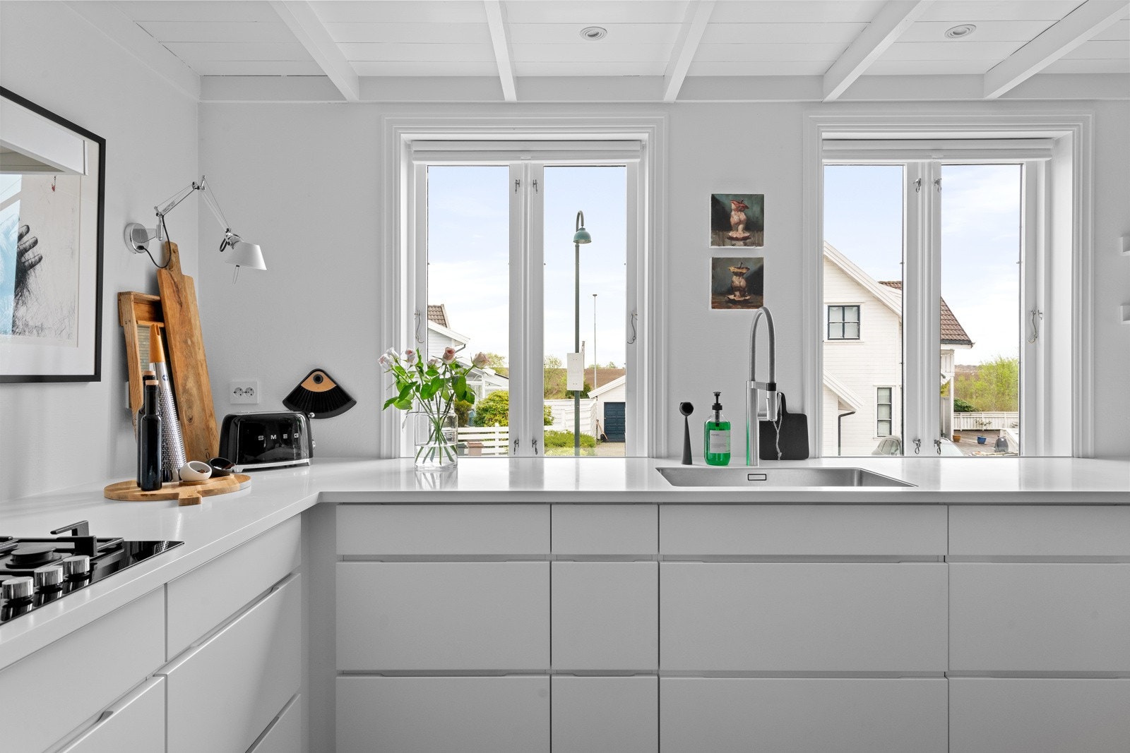 På kjøkkenet finner man en eksklusiv gassbrenner - et naturlig valg for deg som setter pris på presisjon, kvalitet og matlagingsglede. Galleribilde