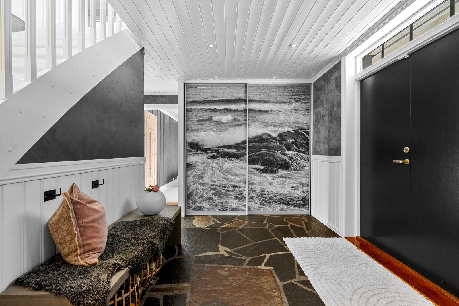 Innredet med skap under trapp og plassbygd skyvedørsgarderobe. Galleribilde