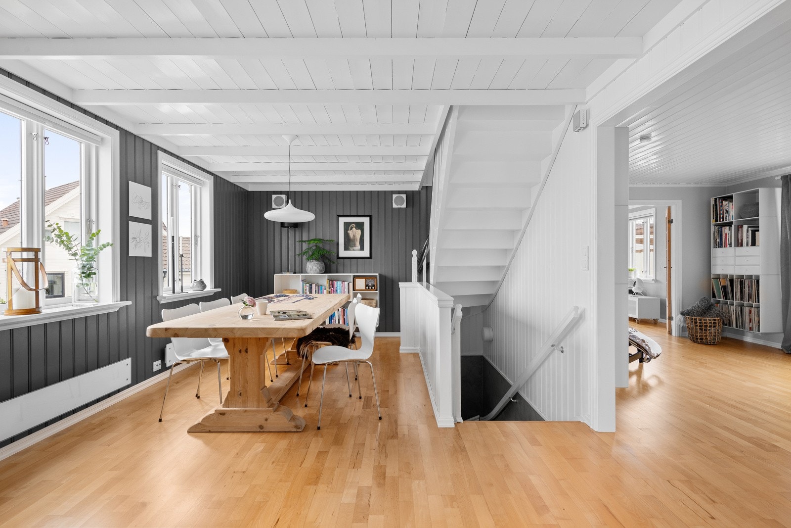 Flott bøkeparkett mellom kjøkken og stue 1 og stue 2. Parketten ble slipt og lakkert matt i 2017. Gode åpne allrom. Galleribilde