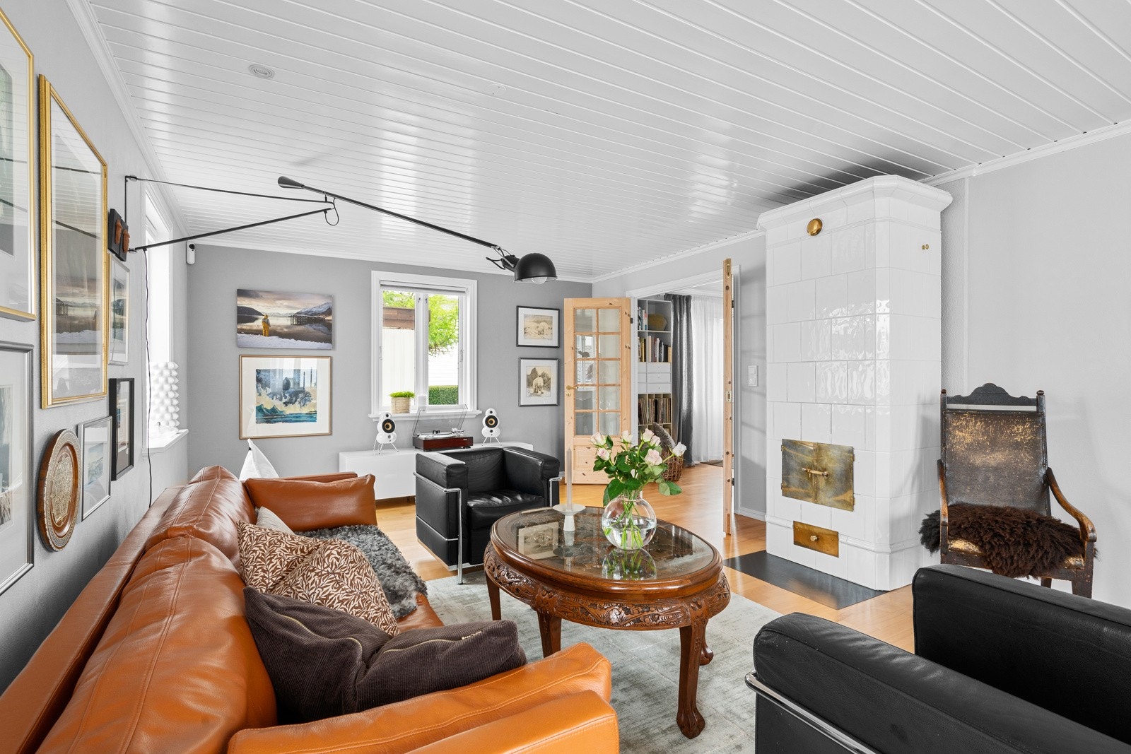 Boligen har 2 store stuer i hovedetasjen. Stue 1 er lys og luftig og kan enkelt innredes etter eget ønske. Galleribilde