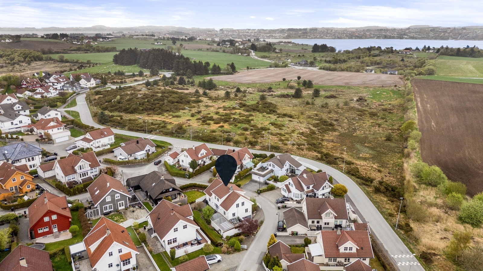 Selger opplyser om at fellesskapet i området er både stabilt og inkluderende - her har mange bodd i mange år, og det er et godt samhold mellom beboerne. Galleribilde