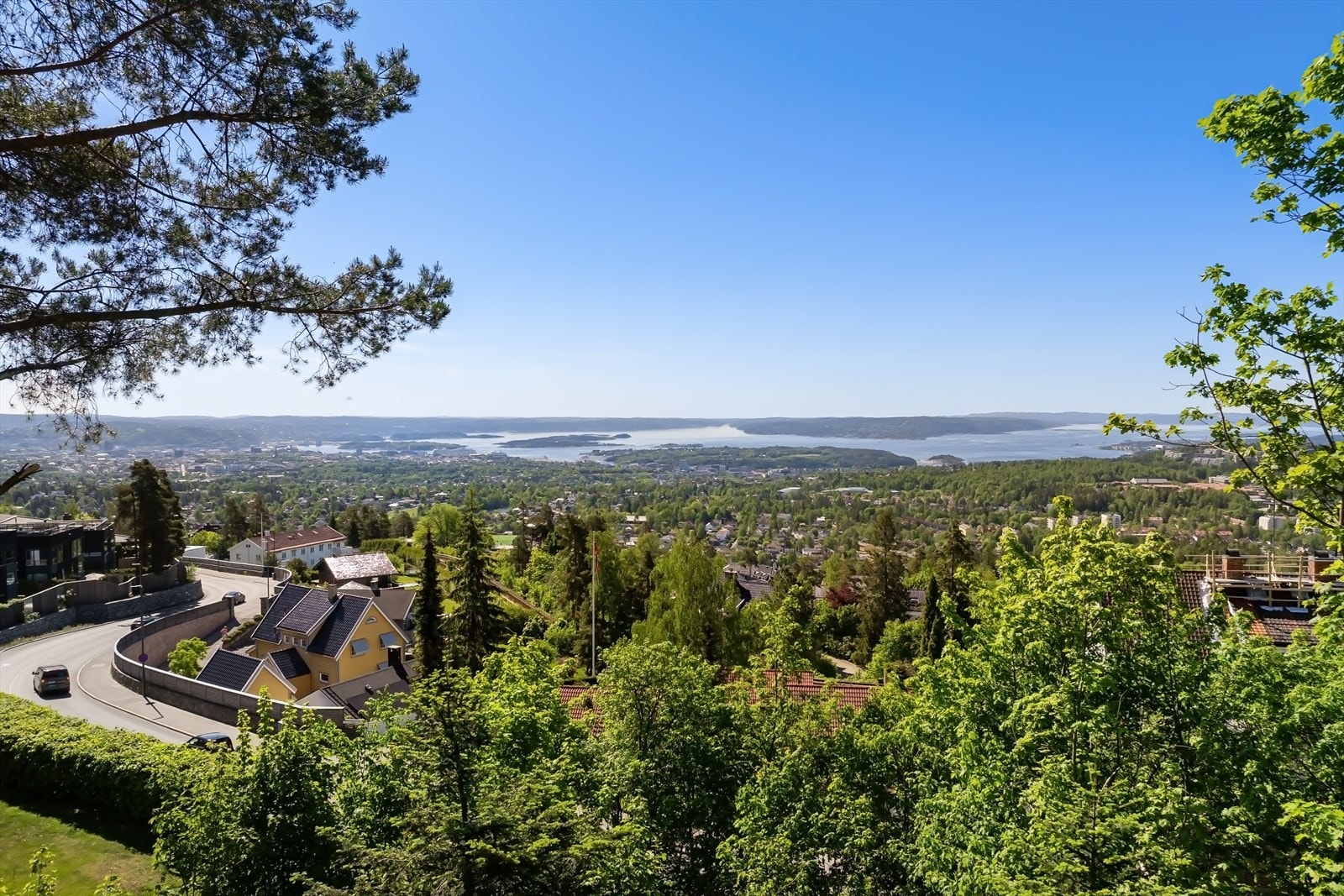 Tomten har en meget fin beliggenhet på Holmenkollen, med potensielt meget gode solforhold og fin utsikt Galleribilde