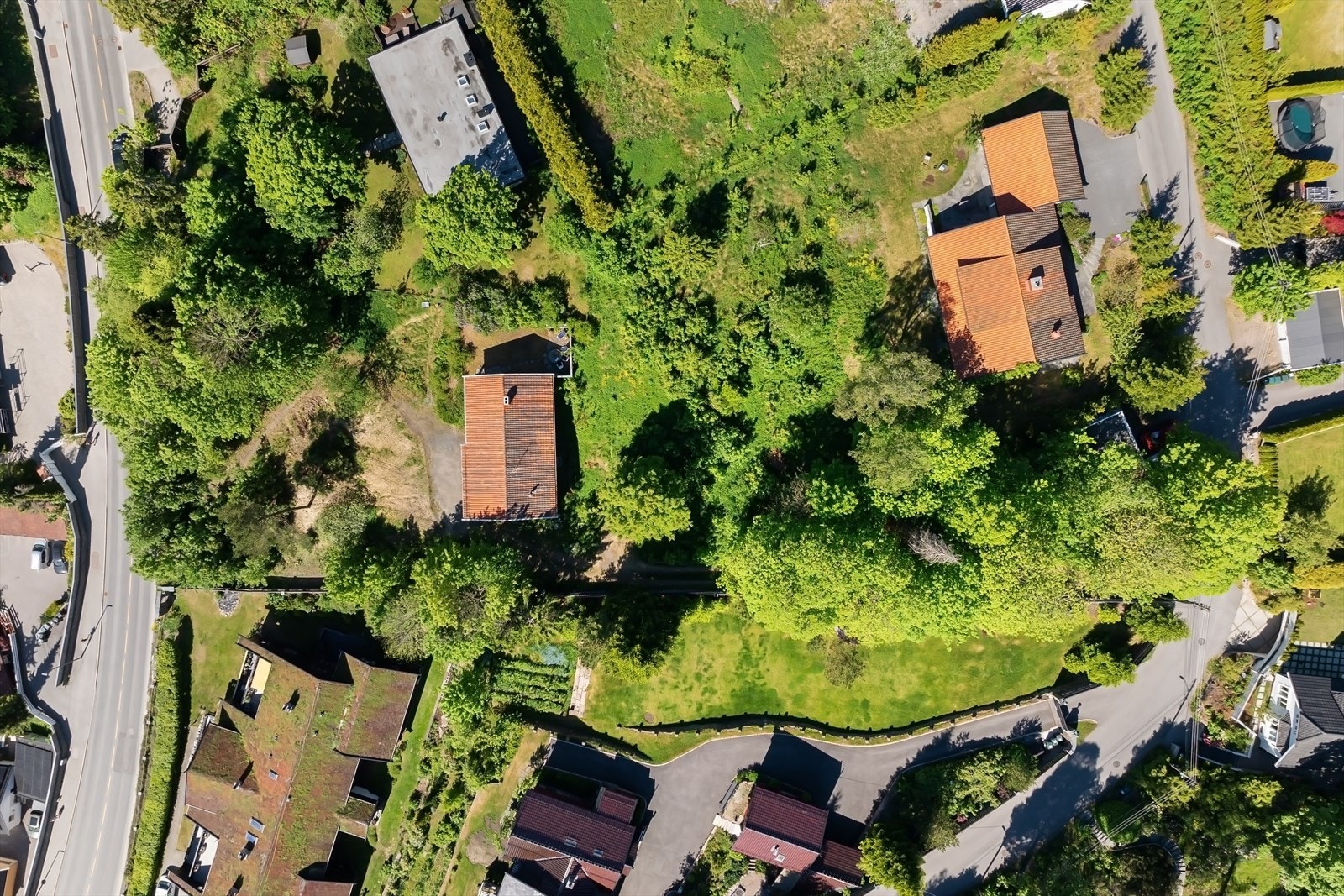 Alternativt kan kjøper av tomten som her selges søke kommunen om adkomst direkte fra Holmenkollveien, slik at det ikke blir felles adkomst med bnr. 1367 Galleribilde