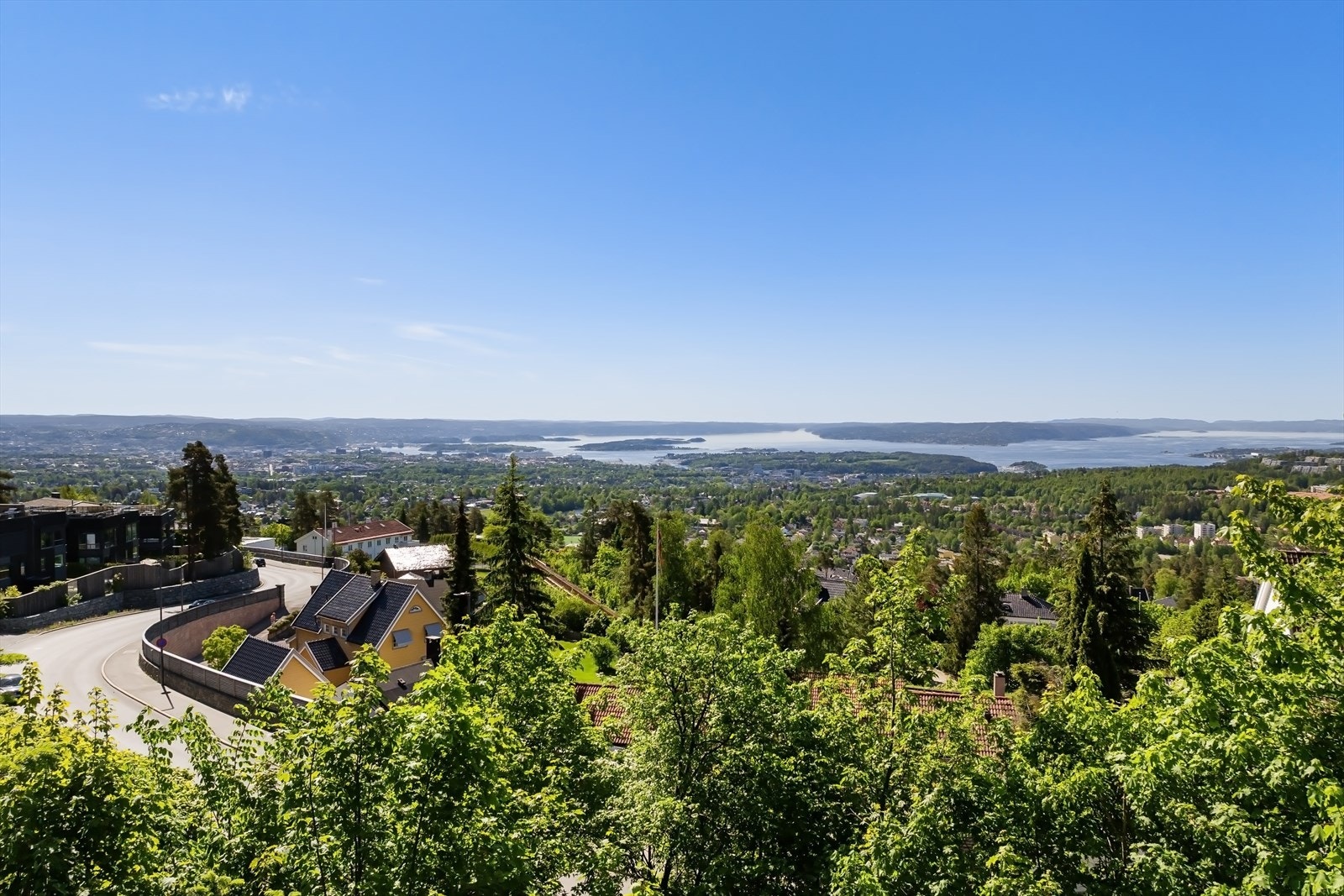 Fra eiendommen er det kun få minutters gange til Holmenkollen T-banestasjon, og kort vei til skoler, barnehager og butikker Galleribilde