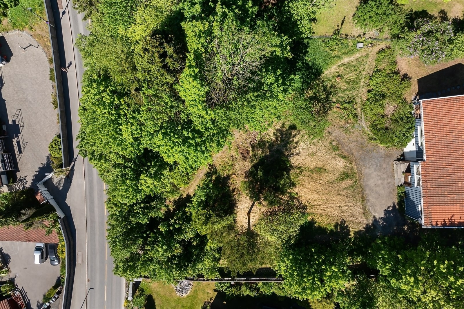 Tomten som her selges har tinglyst rett til gang- og kjøreadkomst fra Doktor Holms vei, og videre over naboeiendommen i nord (gnr. 33, bnr. 1367) Galleribilde