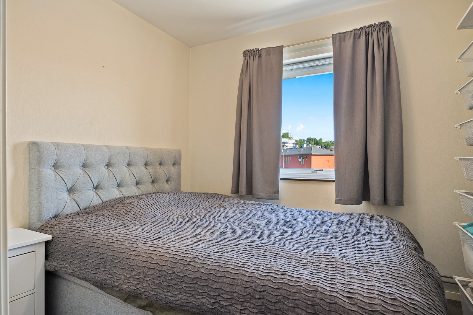 Boligen har ett soverom. Gulvet er belagt med laminat, mens veggene er malt i en varm beige tone som skaper en lun og harmonisk stemning. Det er god plass til en dobbeltseng, og rommet er smart utnyttet med en praktisk garderobeløsning montert på vegg. Galleribilde