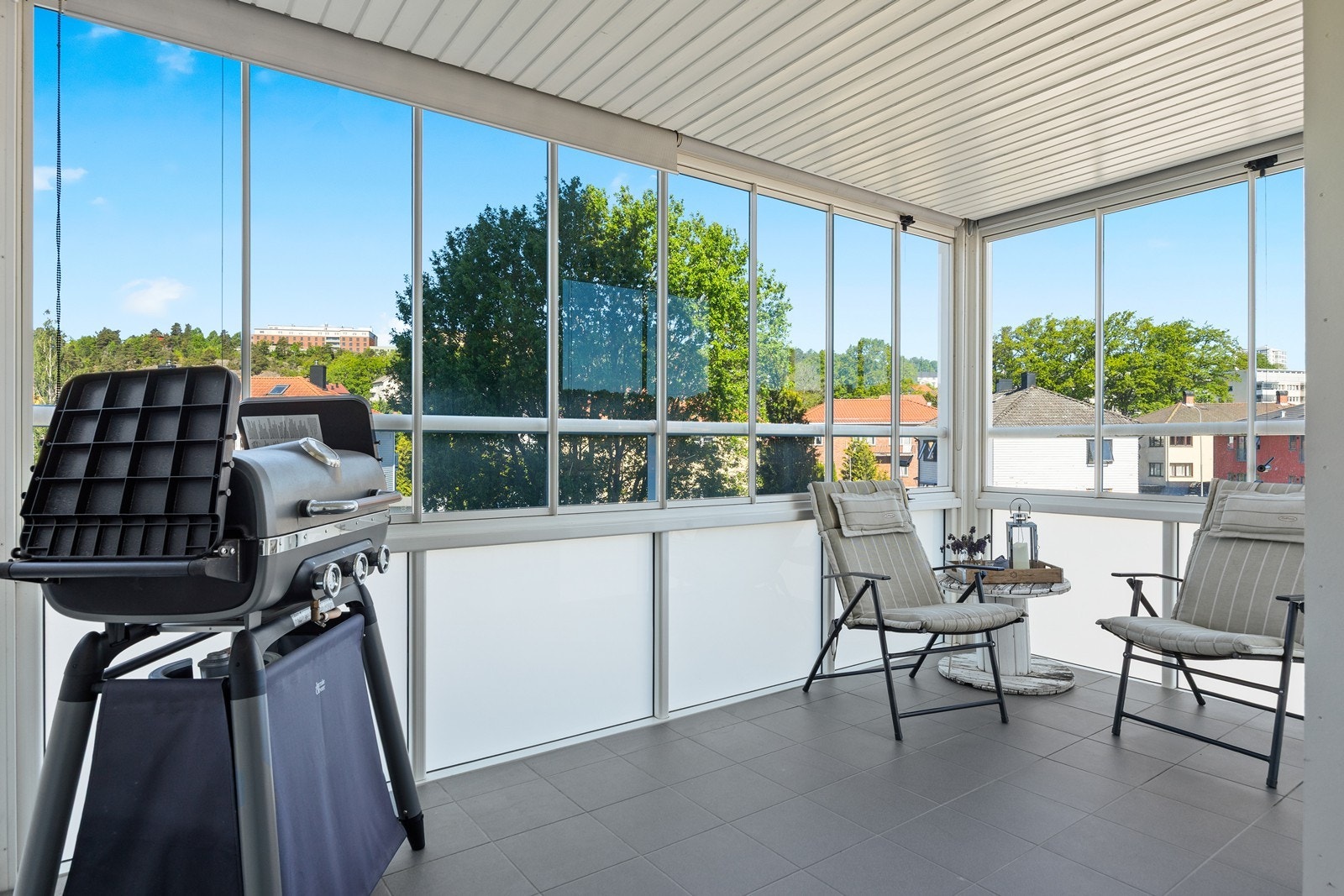 Fra stuen er det direkte utgang til en innglasset veranda, som forlenger oppholdsrommet og gir mulighet for å nyte utefølelsen store deler av året. Galleribilde