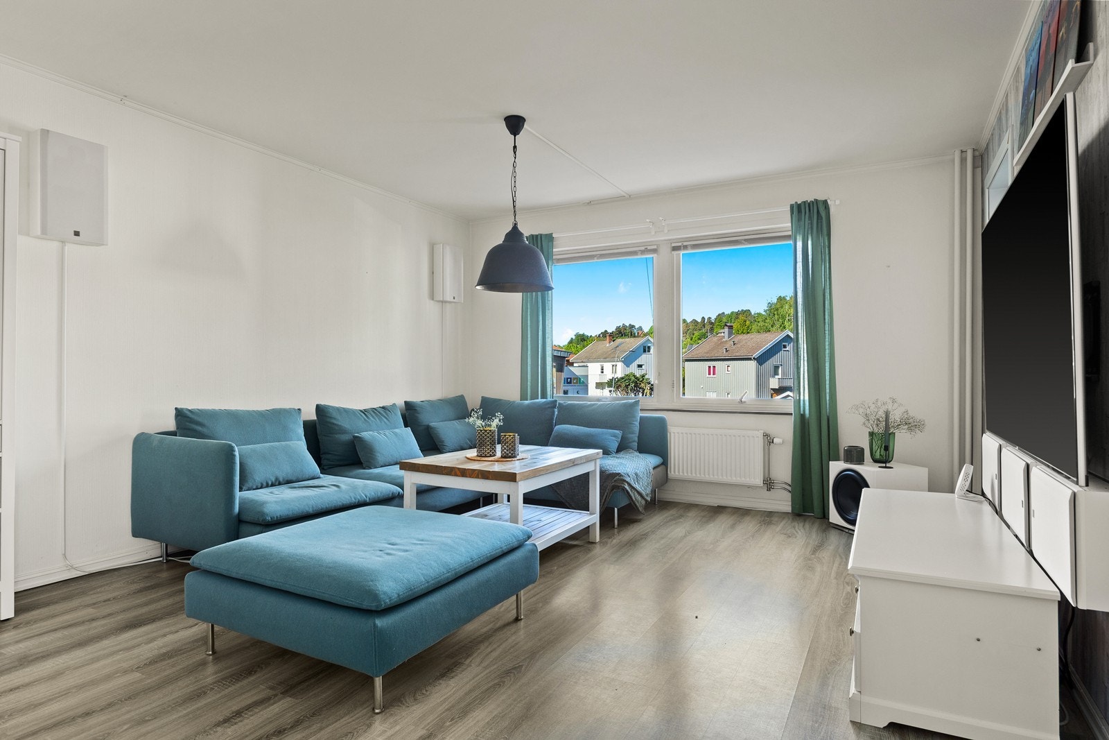 Store vindusflater gir godt med naturlig lys. Galleribilde