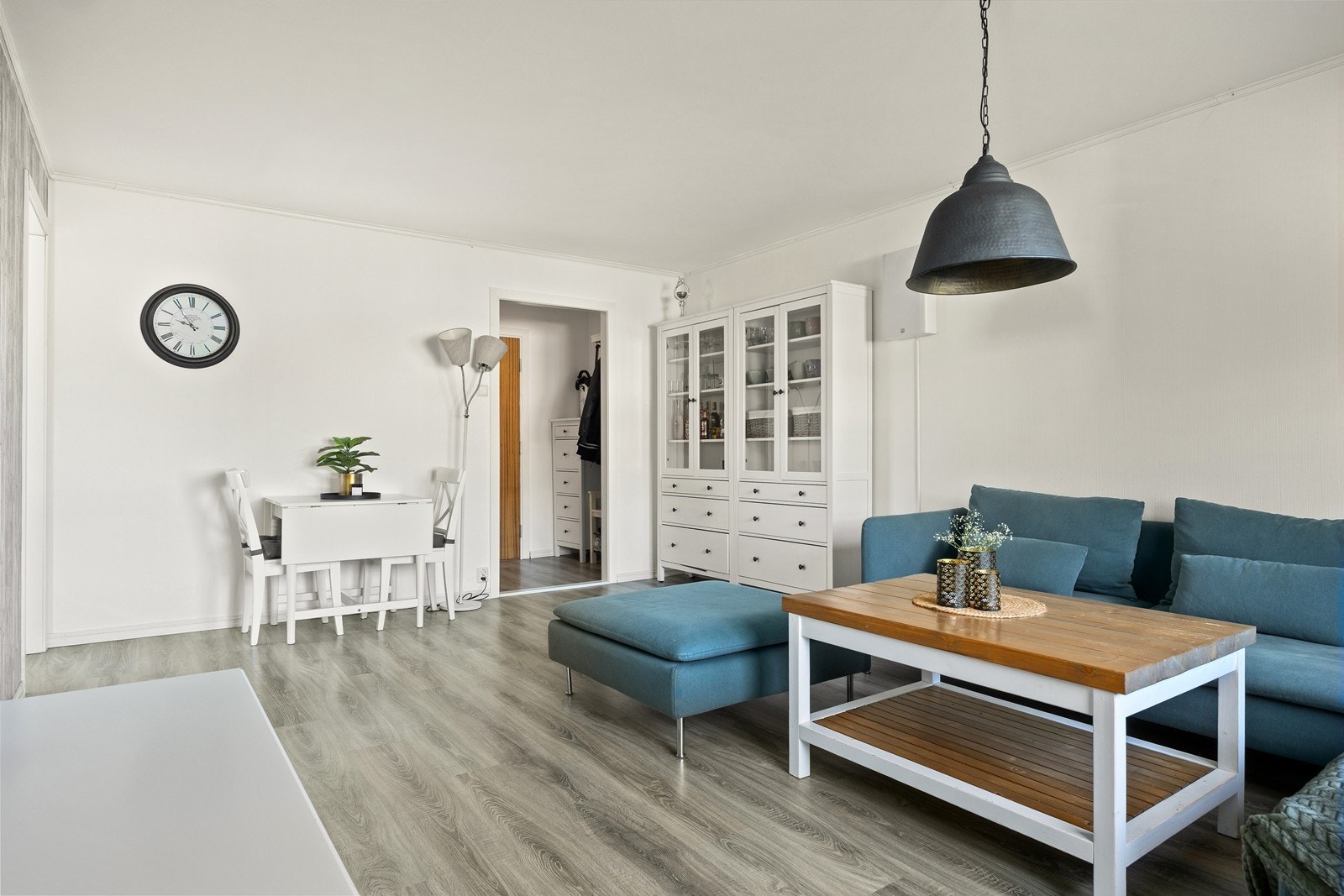 Stuen har en god planløsning som gjør det enkelt å utnytte arealet. Galleribilde