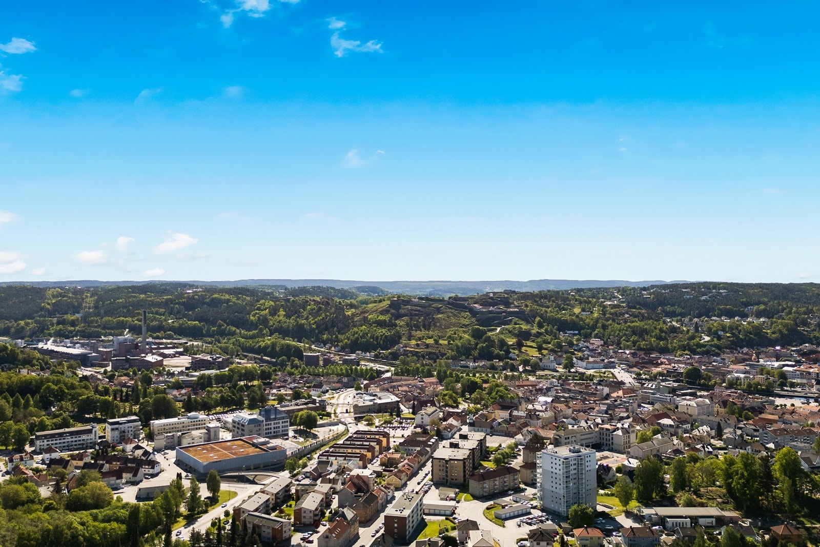Borettslaget ligger i Halden sentrum, med gangavstand til matbutikk og byens handlegate, postkontor, kjøpesentre og kafeér. Gode bussforbindelser i nærområdet. Galleribilde