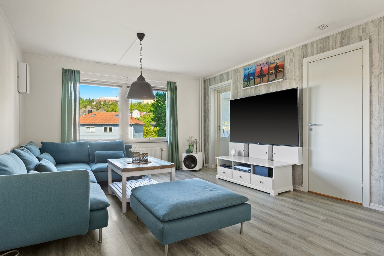 Stuen er kompakt og funksjonell, med plass til både sofa og et spisebord - perfekt for en hyggelig og effektiv møblering. Galleribilde