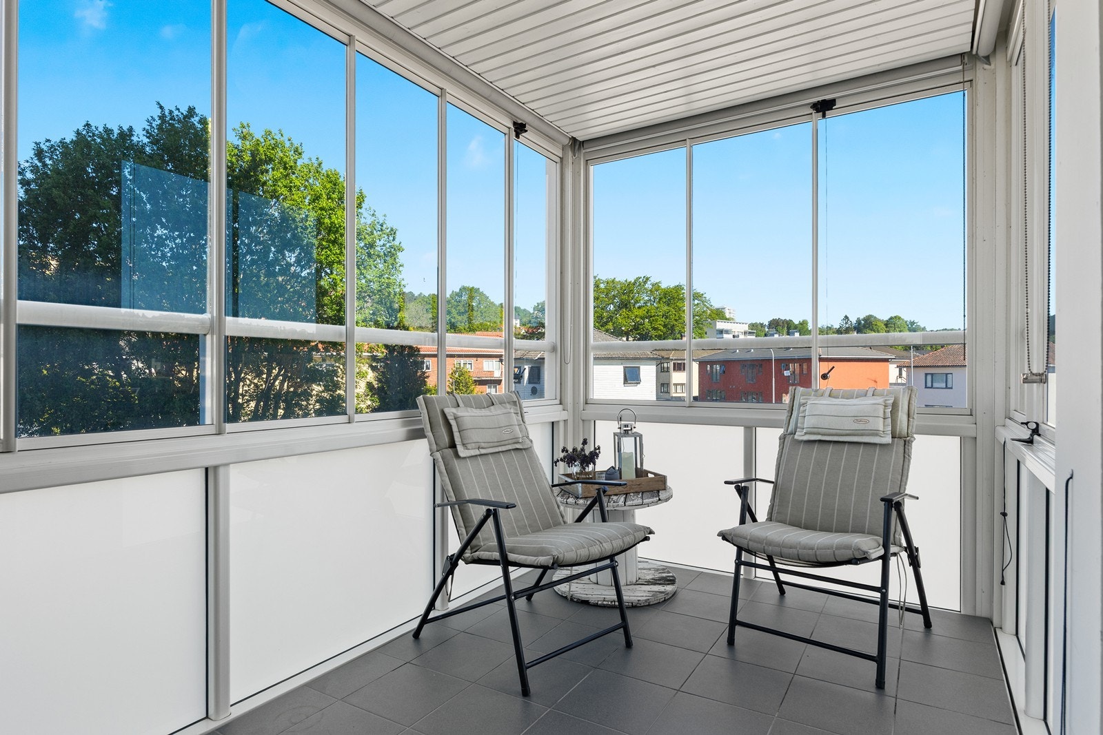 Den innglassede verandaen gir en lun og skjermet sone som kan brukes til både avslapning og sosiale sammenkomster. Galleribilde