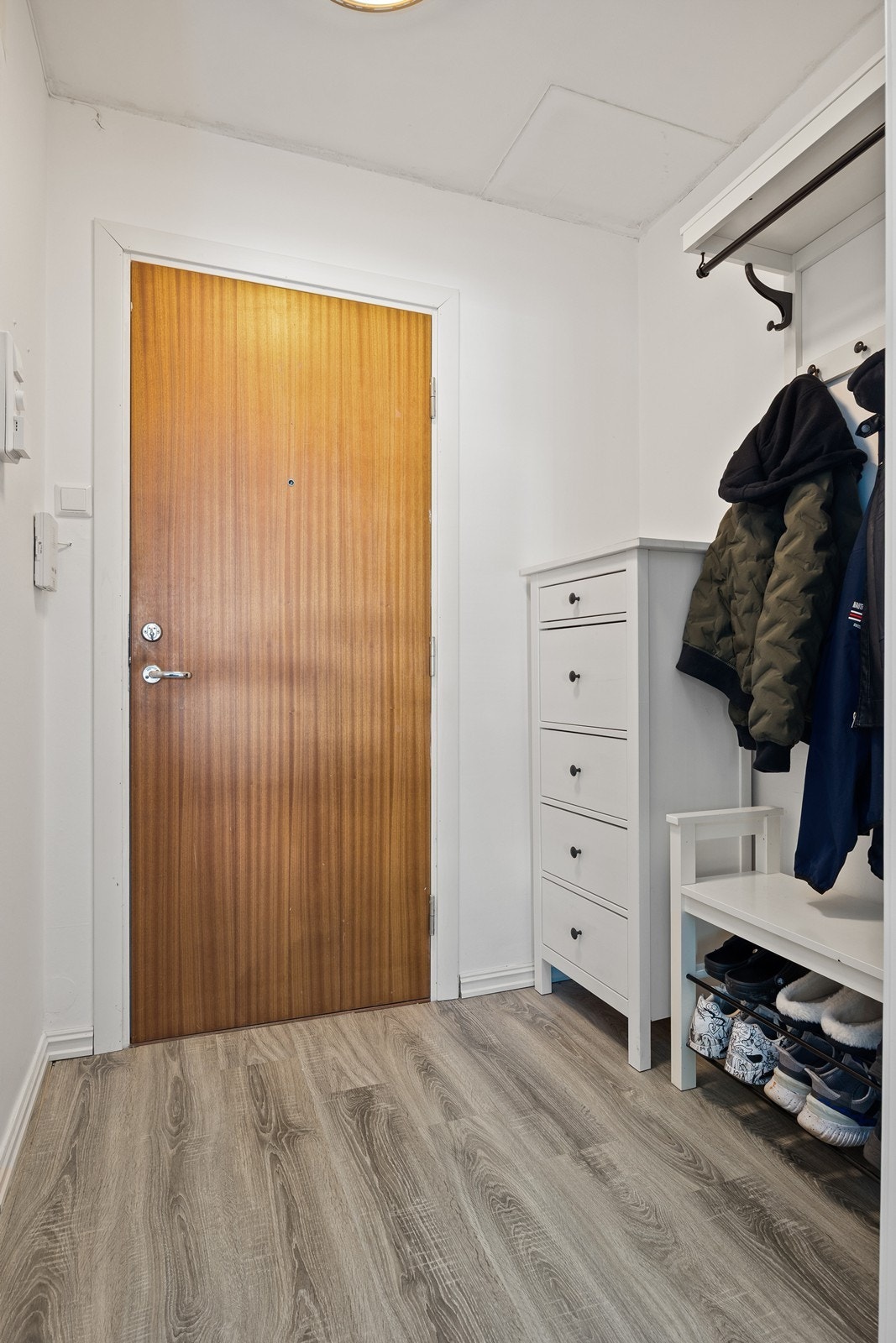 Funksjonell gang med plass til å henge fra seg yttertøy og sette fra seg sko. En effektiv entréløsning som gir et ryddig førsteinntrykk og god start på boligen Galleribilde