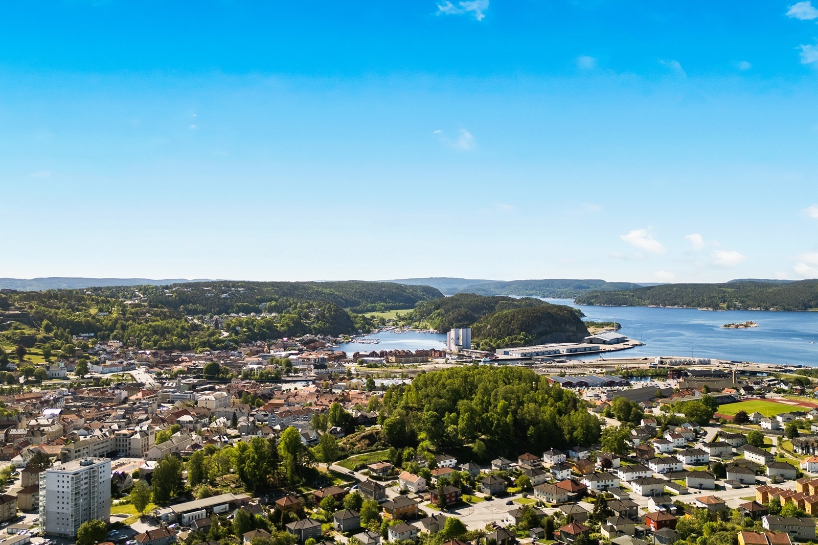 Leiligheten ligger i et attraktivt område i Halden. Eiendommen er sentralt plassert med kort avstand til både byens sentrum og naturskjønne omgivelser. Galleribilde