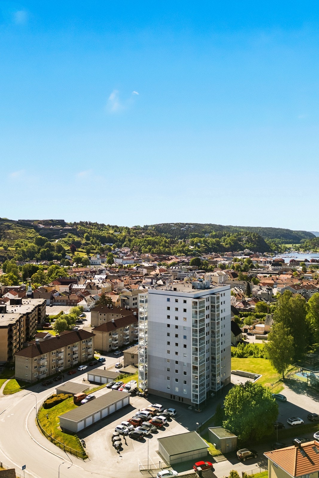 Borettslaget er tilknyttet Halden Boligbyggelag og består av 2 boligblokker, en høyblokk og en lavblokk med totalt 82 leiligheter. Bygningene er oppført i 1970. Galleribilde