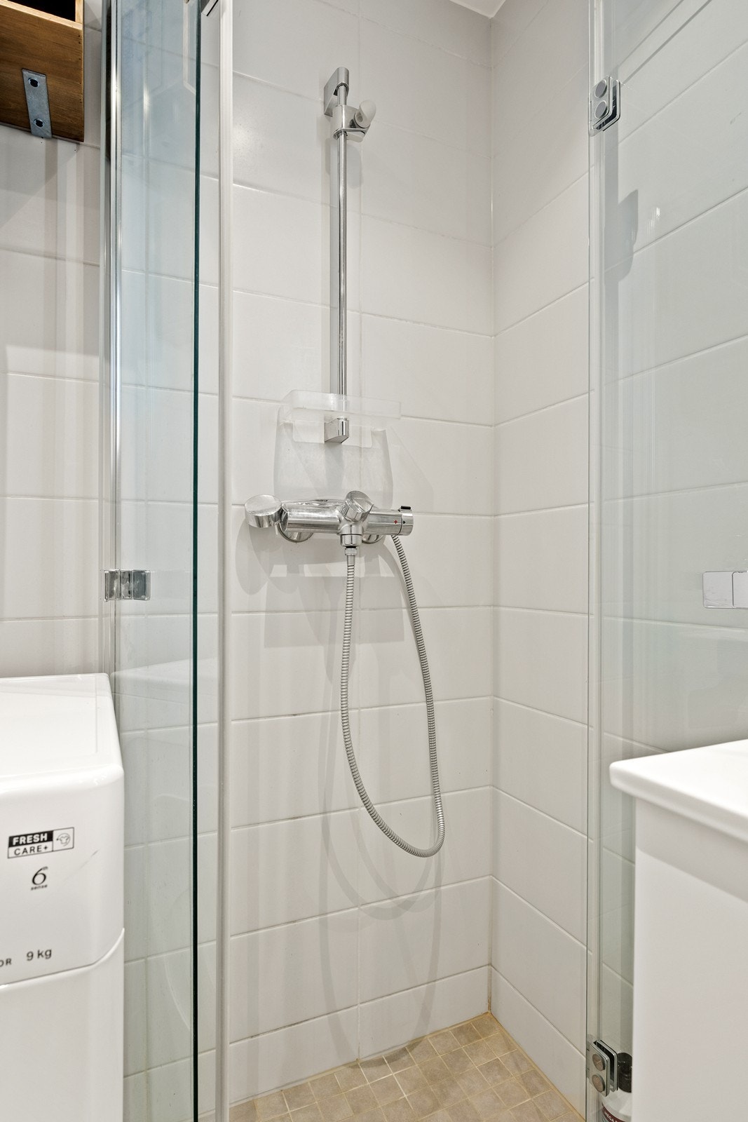 Dusjsonen er utstyrt med innfellbare glassvegger som gir fleksibilitet og god plassutnyttelse. Galleribilde