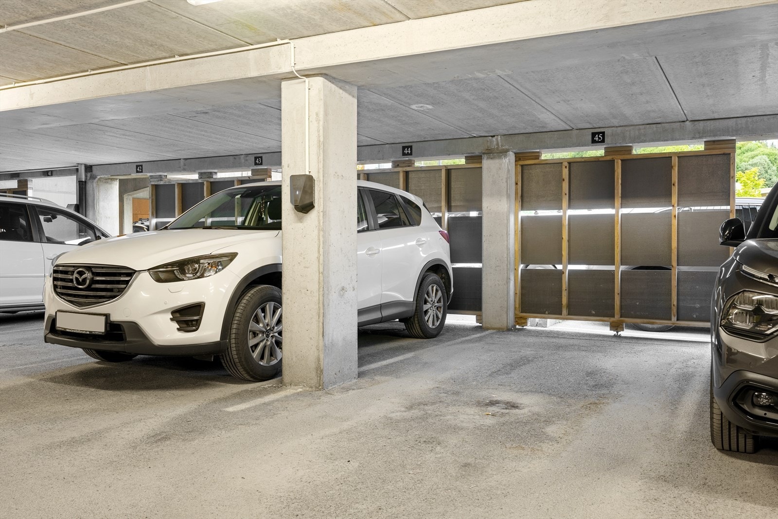 Fast parkeringsplass under tak. Her er det også montert elbil-lader. Galleribilde