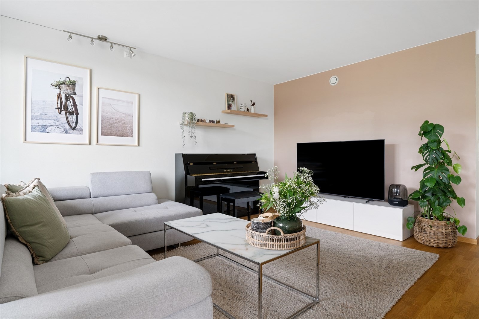 Totalt BRA-i på 71 m² med en praktisk planløsning: Leiligheten inneholder entré/gang, stue/kjøkken, bad, to soverom, innvendig bod og balkong. Galleribilde