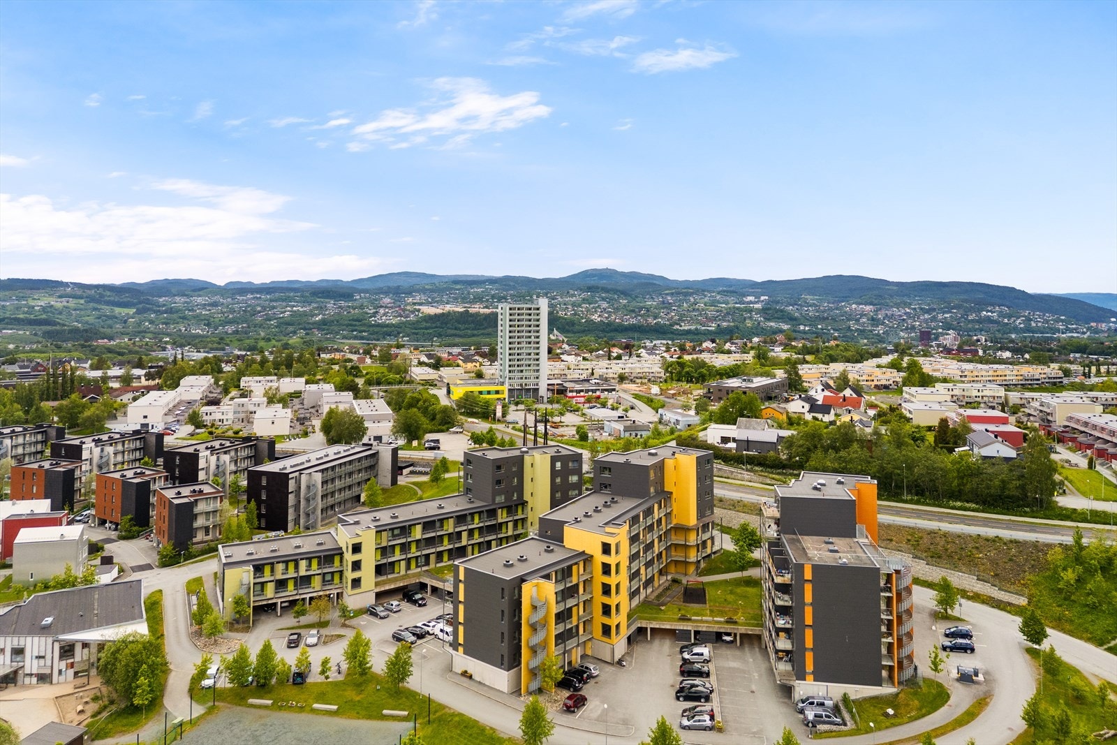 Buss nr. 11 med bussholdeplass like ved tar deg til sentrum hvert 10. minutt i rushtrafikken. Galleribilde