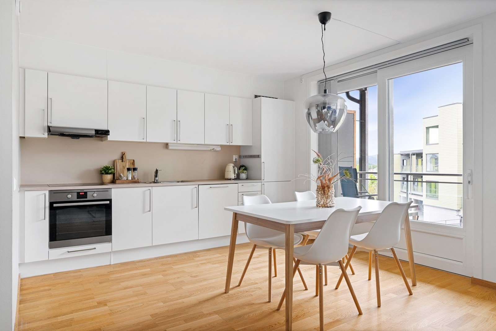 Lekker, tidløs kjøkkeninnredning med slette fronter og benkeplate i laminat. Ny eier får gleden av integrerte hvitevarer. Galleribilde