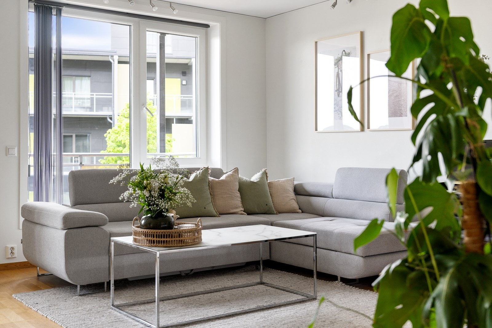 Felleskostnadene inkluderer blant annet oppvarming via fjernvarme, varmtvann, kabel-TV, internett, bygningsforsikring og diverse drift/vedlikehold i sameiet. Galleribilde