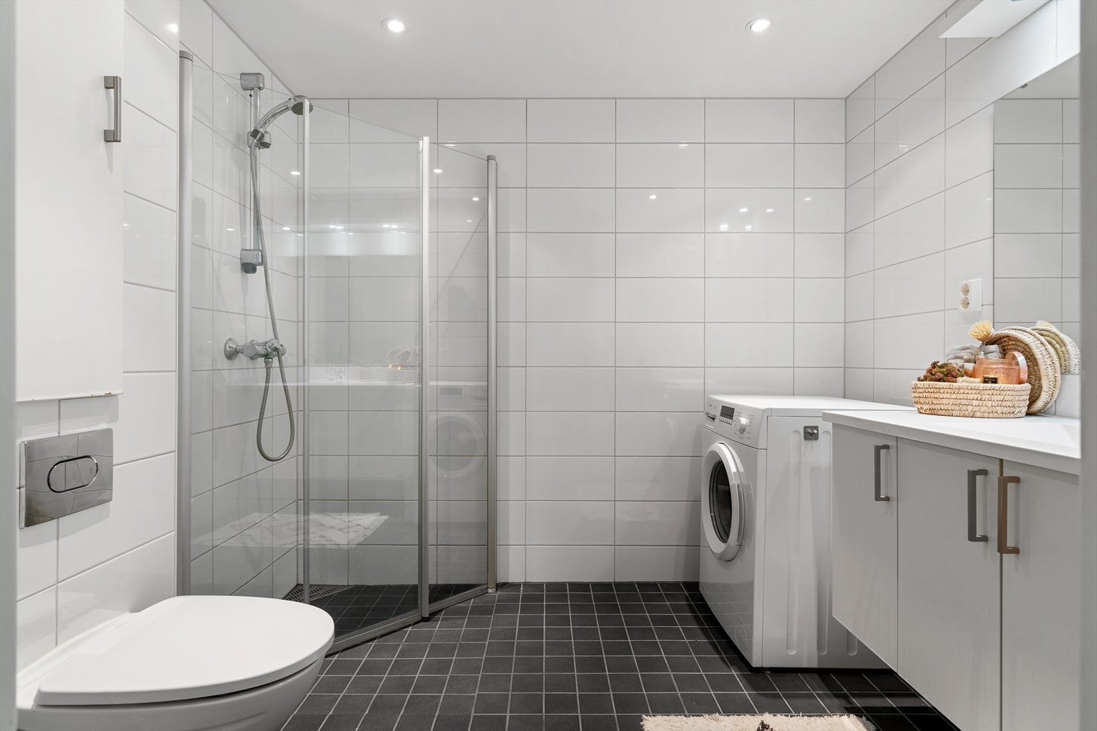 Flislagt bad med behagelig varme i gulv. Flott belysning med downlights. Galleribilde