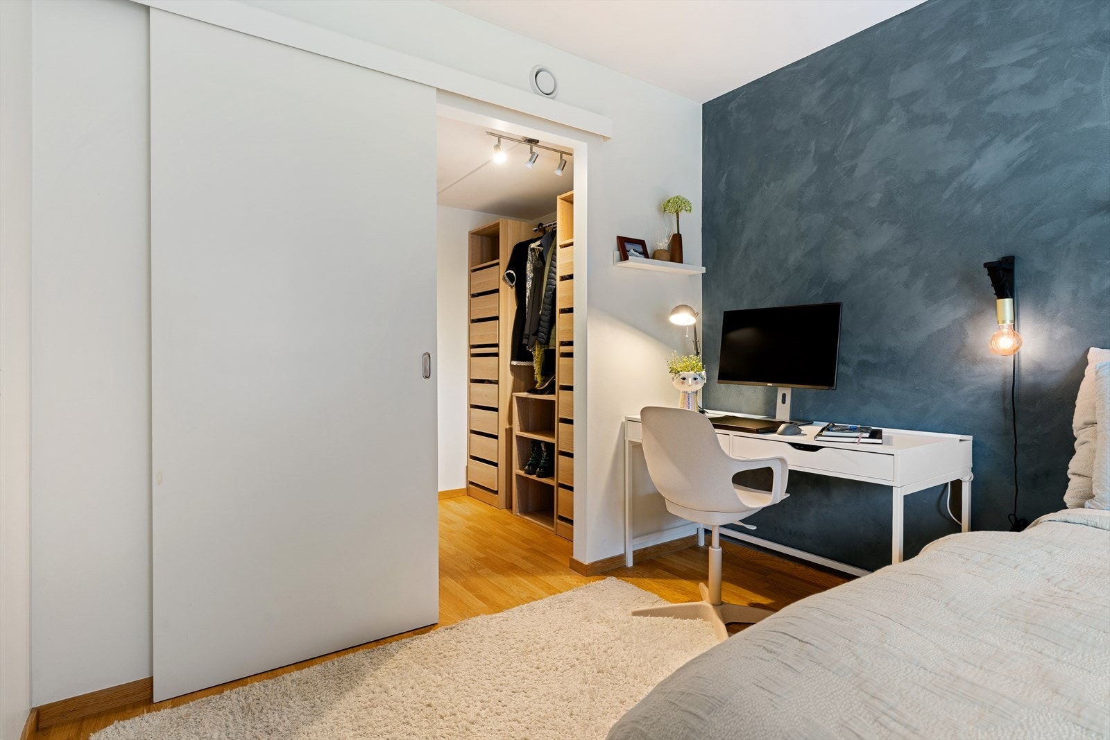 Hovedsoverommet har adkomst direkte til et praktisk walk-in closet. Galleribilde