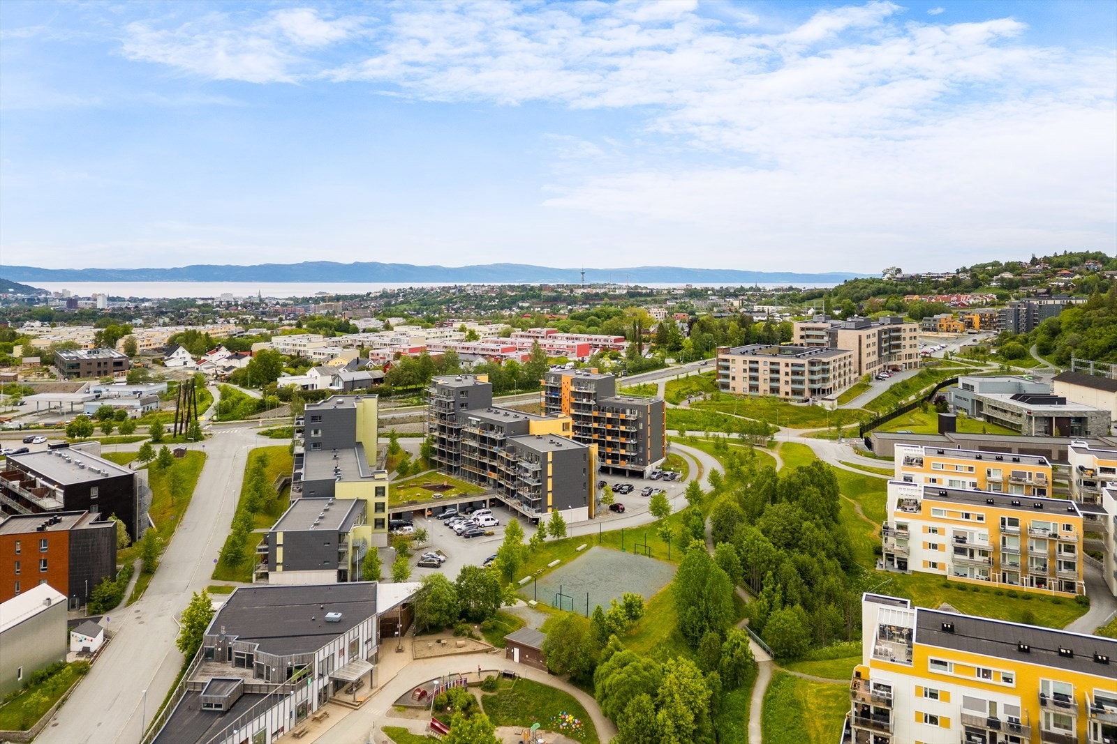 Nærområdet er opparbeidet med plener, busker og trær - et parkmessig område. Langs vannspeilet er det turstier og områder for ro og rekreasjon. Galleribilde