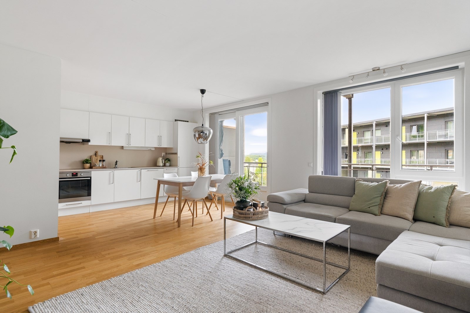 Lekker 3-roms selveierleilighet med balkong, heisadkomst og fast parkeringsplass med ferdig montert elbil-lader. Galleribilde