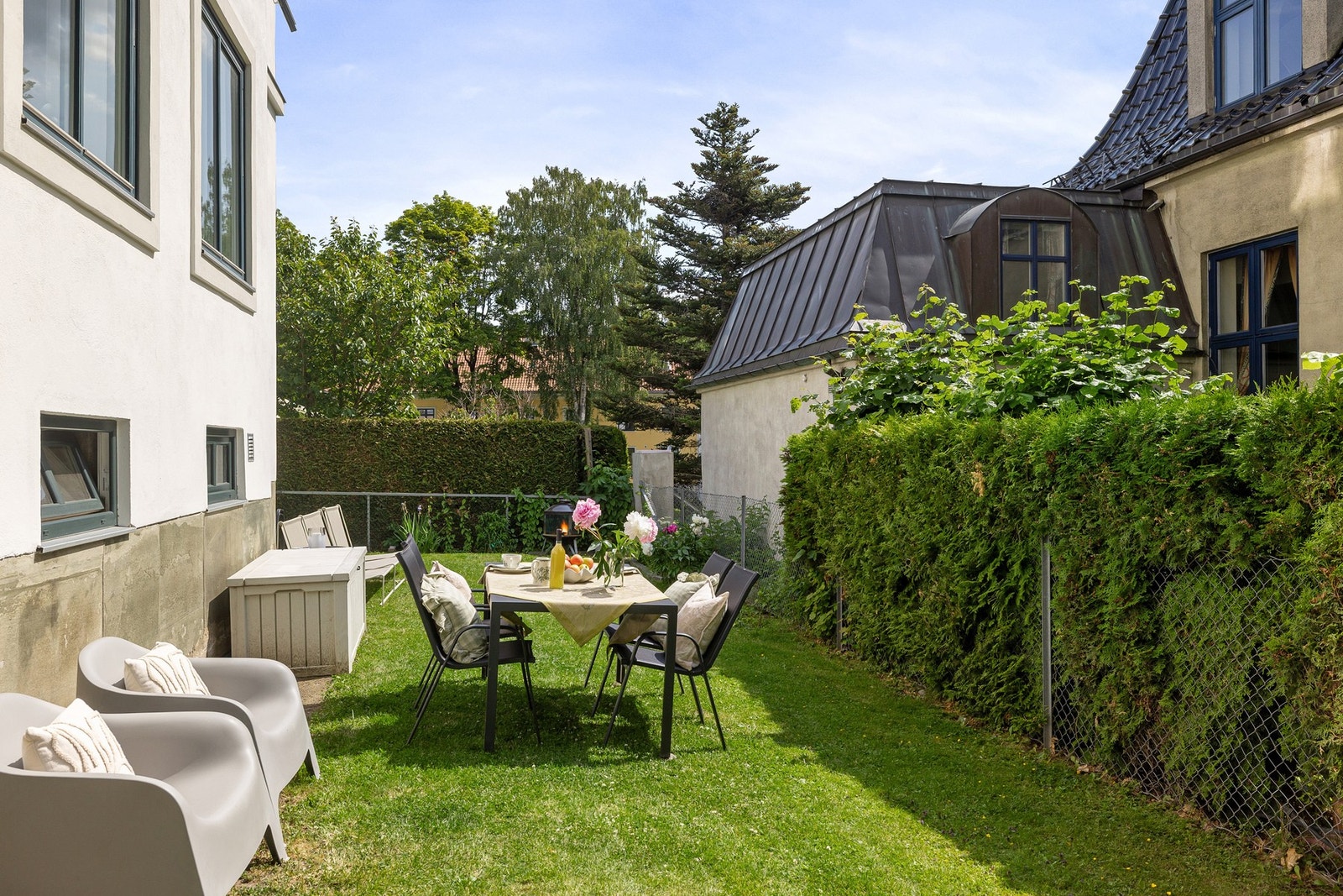 Frodig og usjenert bakhage. Galleribilde