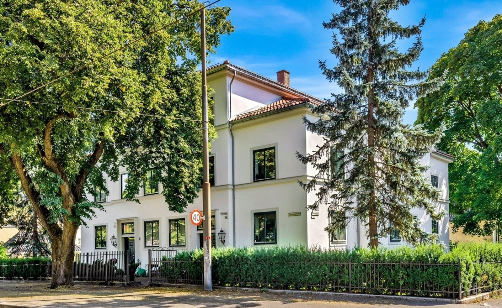 Boligen ligger i en vakker bygård tegnet av Wilhelm Kielland & Arne Pedersen. Galleribilde