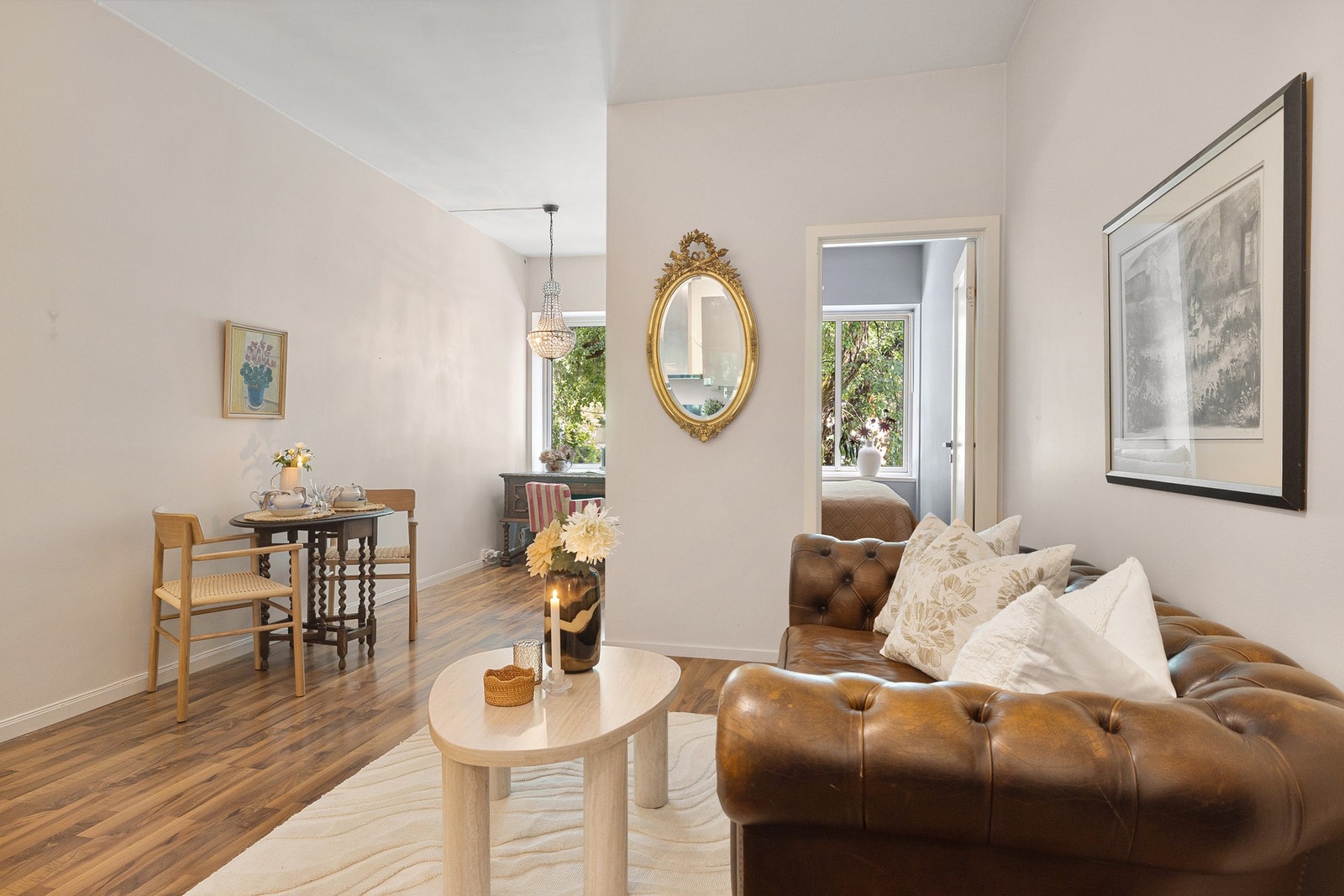 Stuen fremstår som et lyst og trivelig oppholdsrom med en åpen løsning mot kjøkkenet. Galleribilde