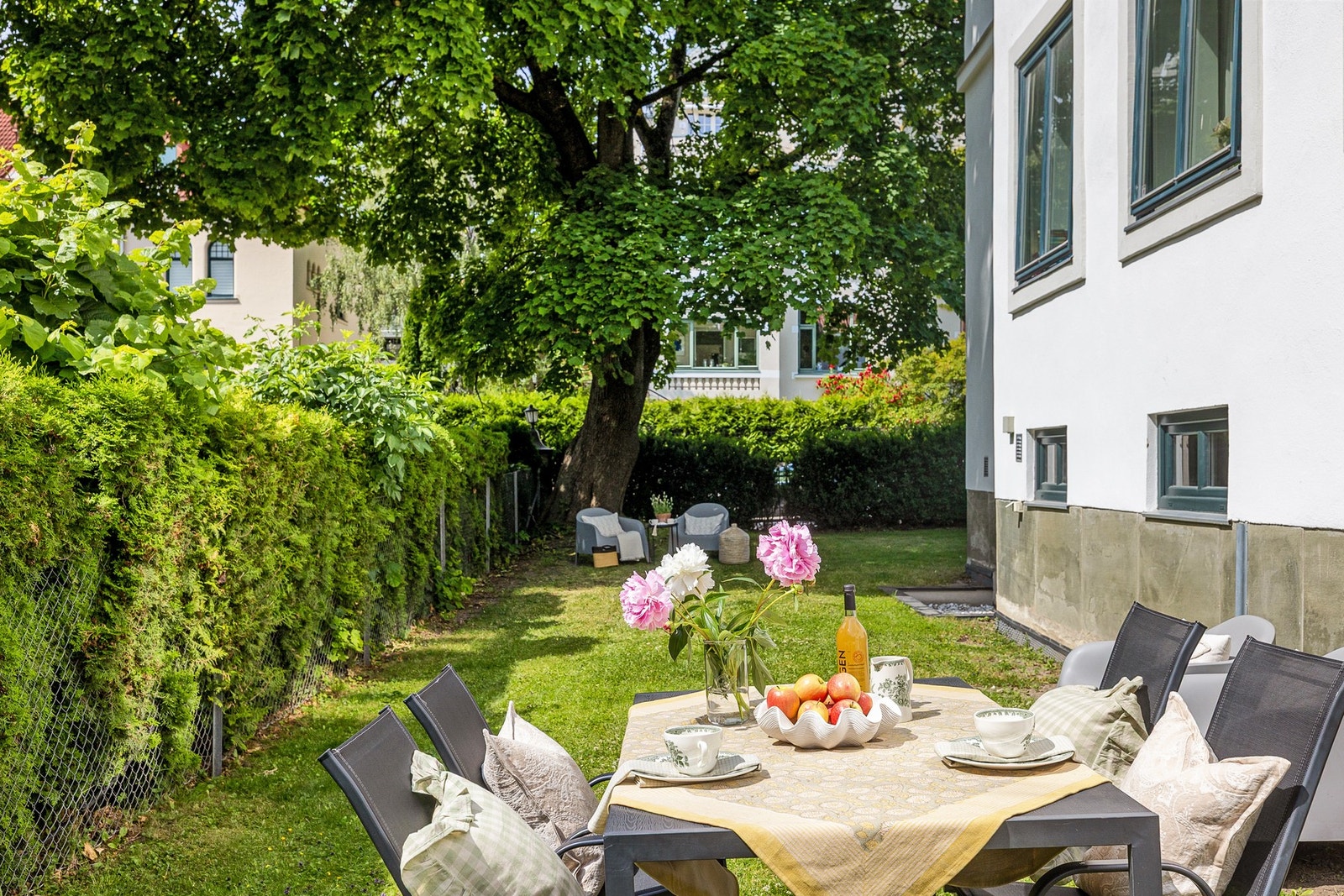 Bygården har en idyllisk felles bakhage. Galleribilde