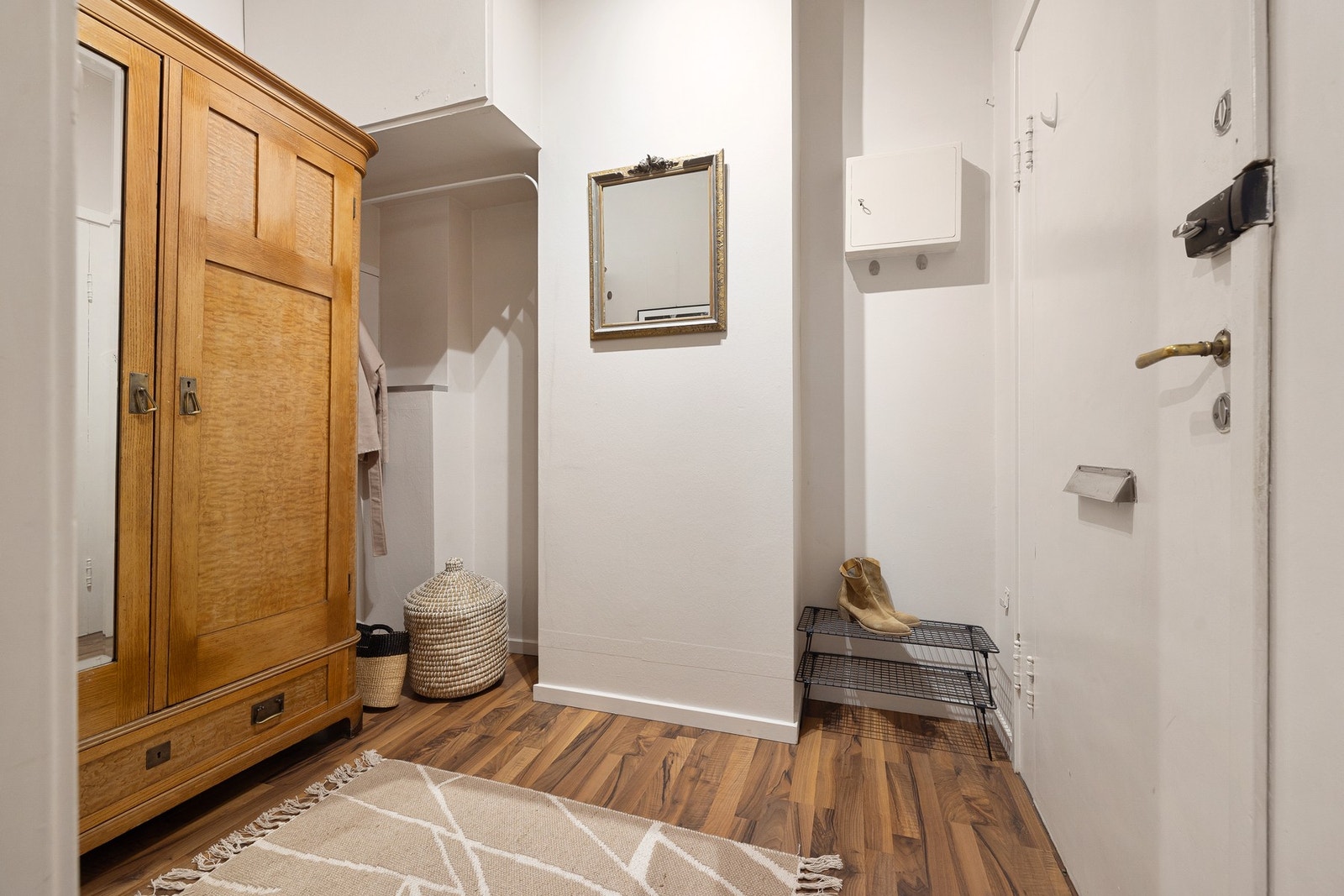 Entréen har en romslig og praktisk utforming, med muligheter til en god garderobeløsning. Galleribilde