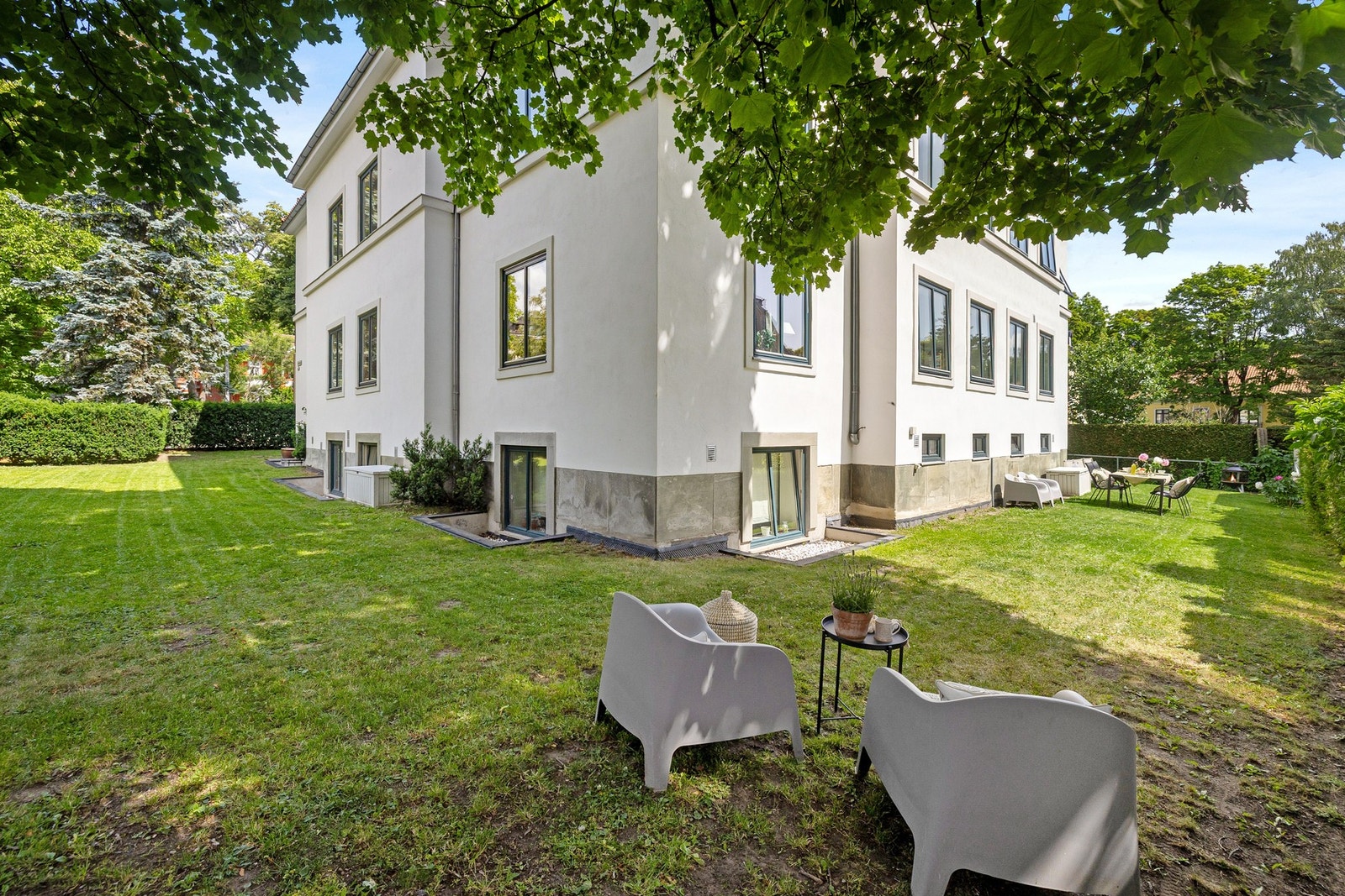 I bakhagen er det satt ut felles utemøbler som står til alle beboeres disposisjon. Galleribilde