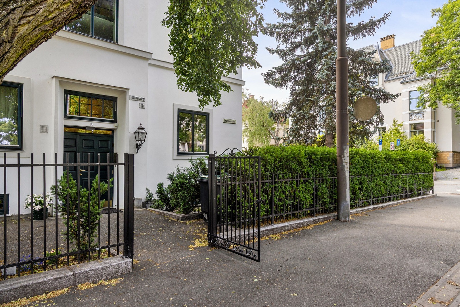 Boligen har en eksklusiv adresse beliggende i et stille og veletablert boligområde på Skarpsno, midt i hjertet av Frogner. Galleribilde