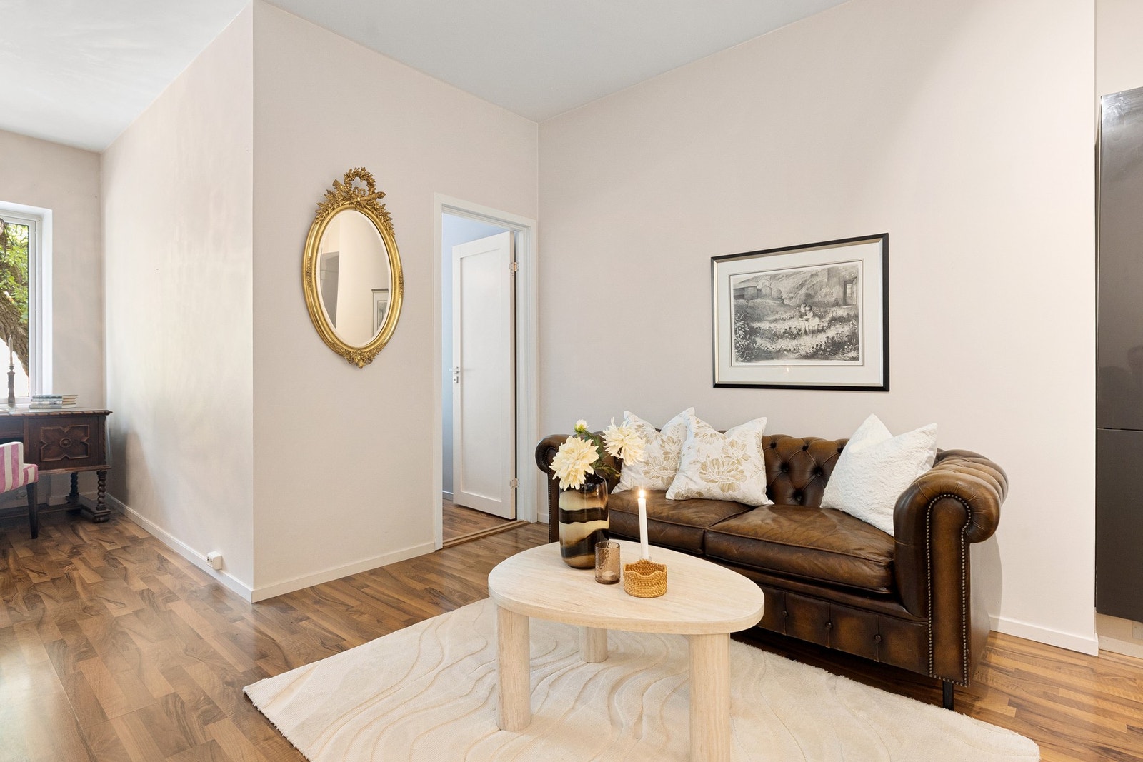 Stuen er holdt i lyse toner, noe som gjør det enkelt å tilpasse rommet etter egen stil. Galleribilde