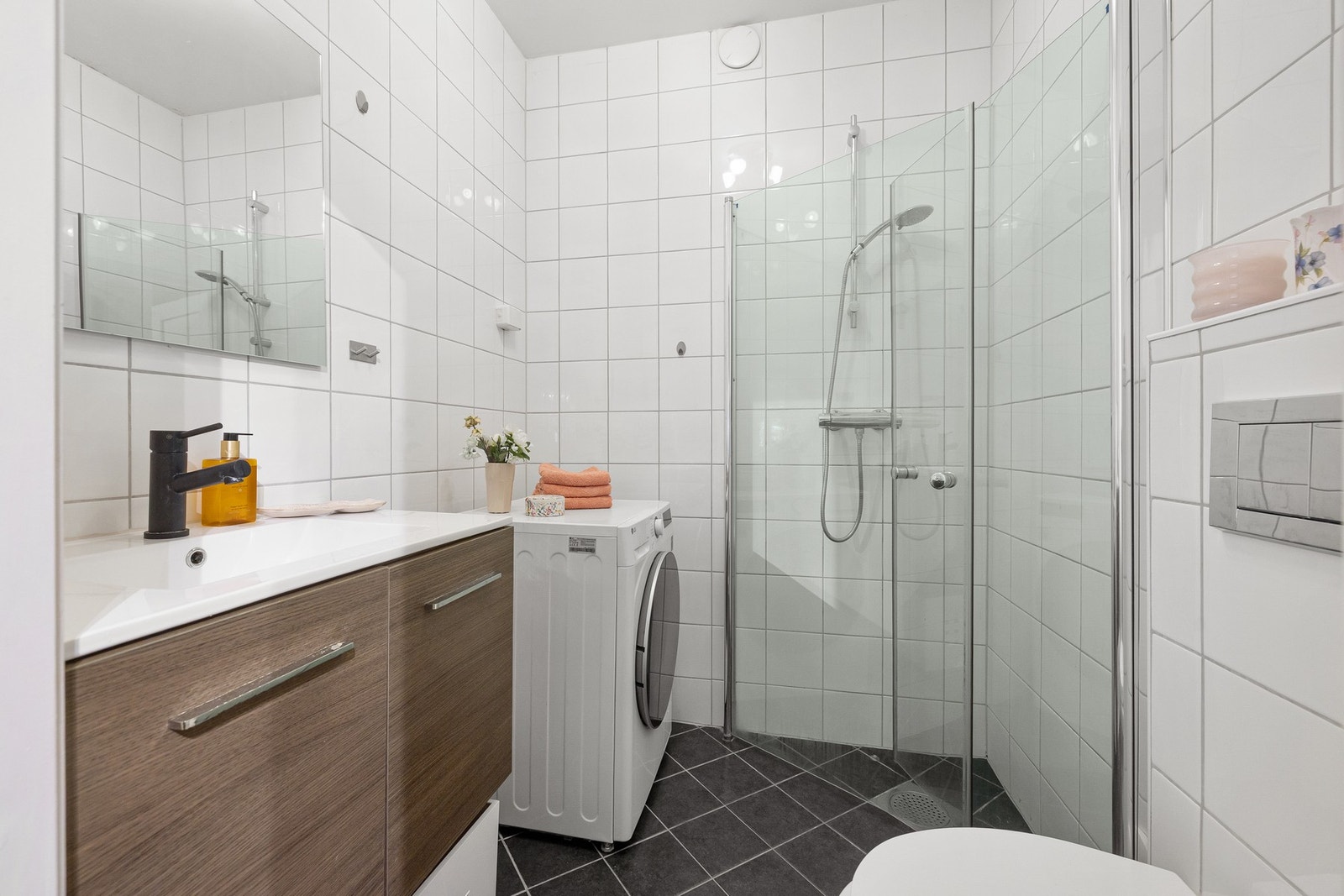 Stilrent, flislagt baderom med varmekabler i gulvene. Galleribilde