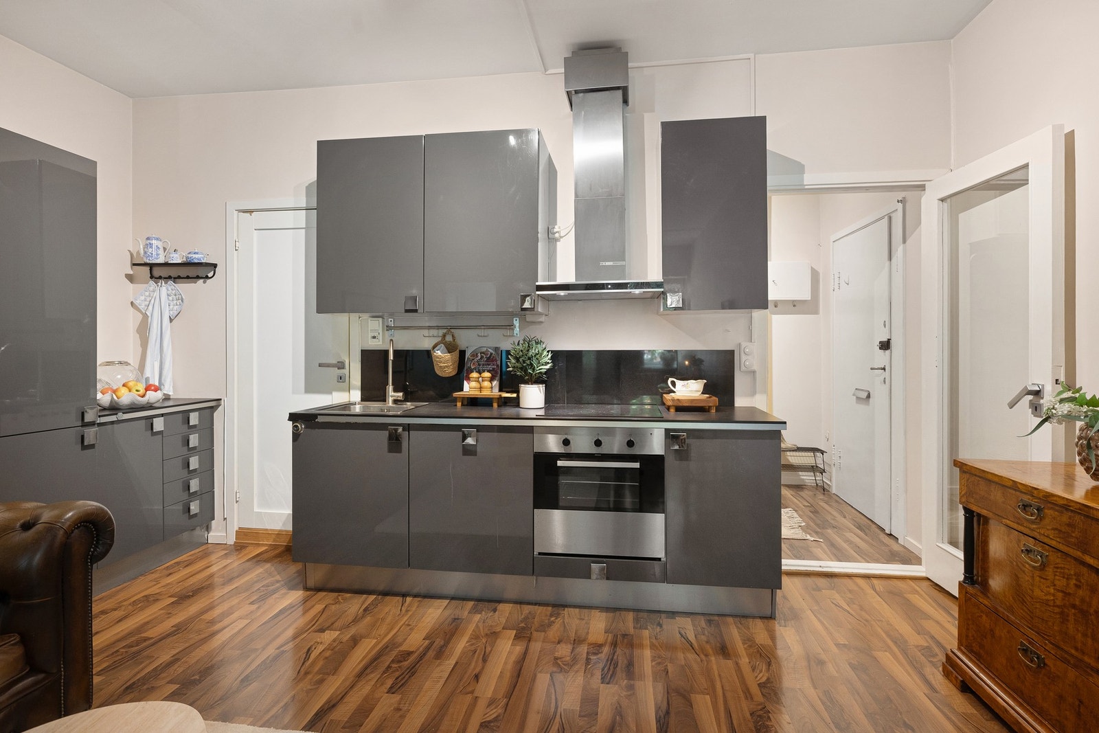 Den åpne planløsningen gir god romfølelse og en sosial sone for både hverdag og selskaper. Galleribilde