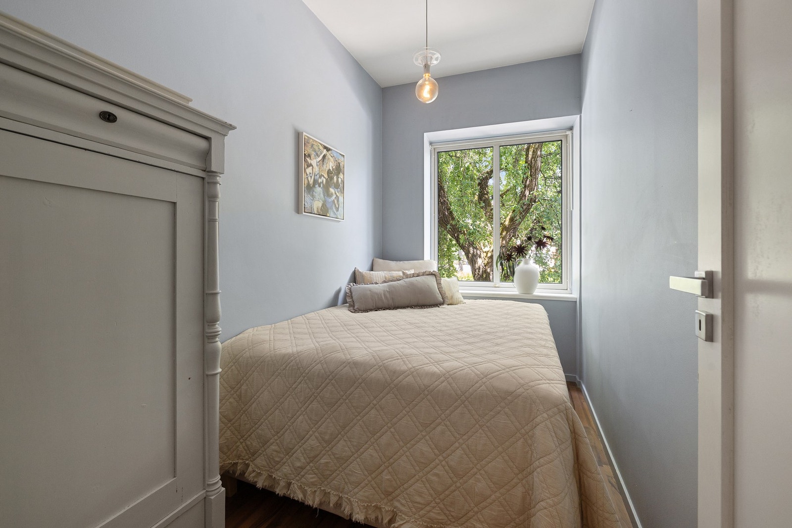 Soverommet er malt i en behagelig og lys blåfarge som skaper en rolig og avslappende atmosfære. Galleribilde