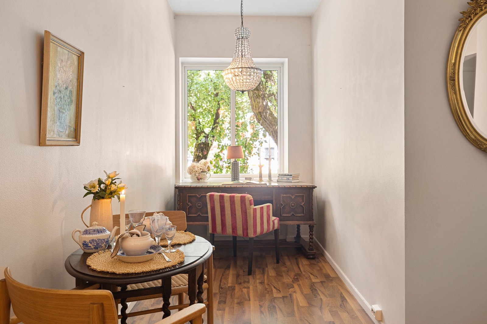 Plassen foran vinduet egner seg ypperlig til en liten kontorplass eller en hyggelig lesekrok. Galleribilde