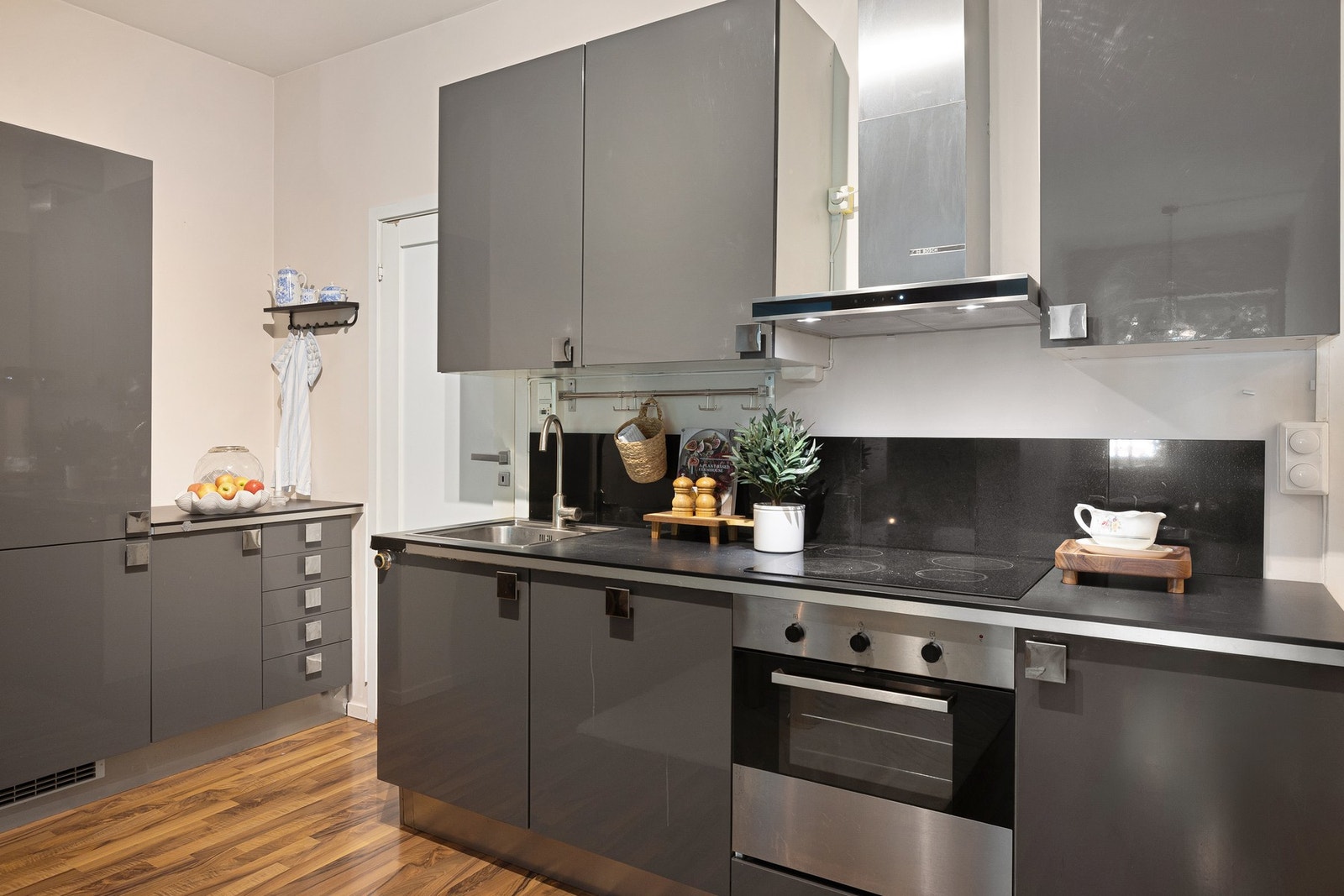 Kjøkkenløsningen er gjennomtenkt med godt med skap- og skuffeplass, samt fine arbeidsflater på en benkeplate i laminat. Galleribilde